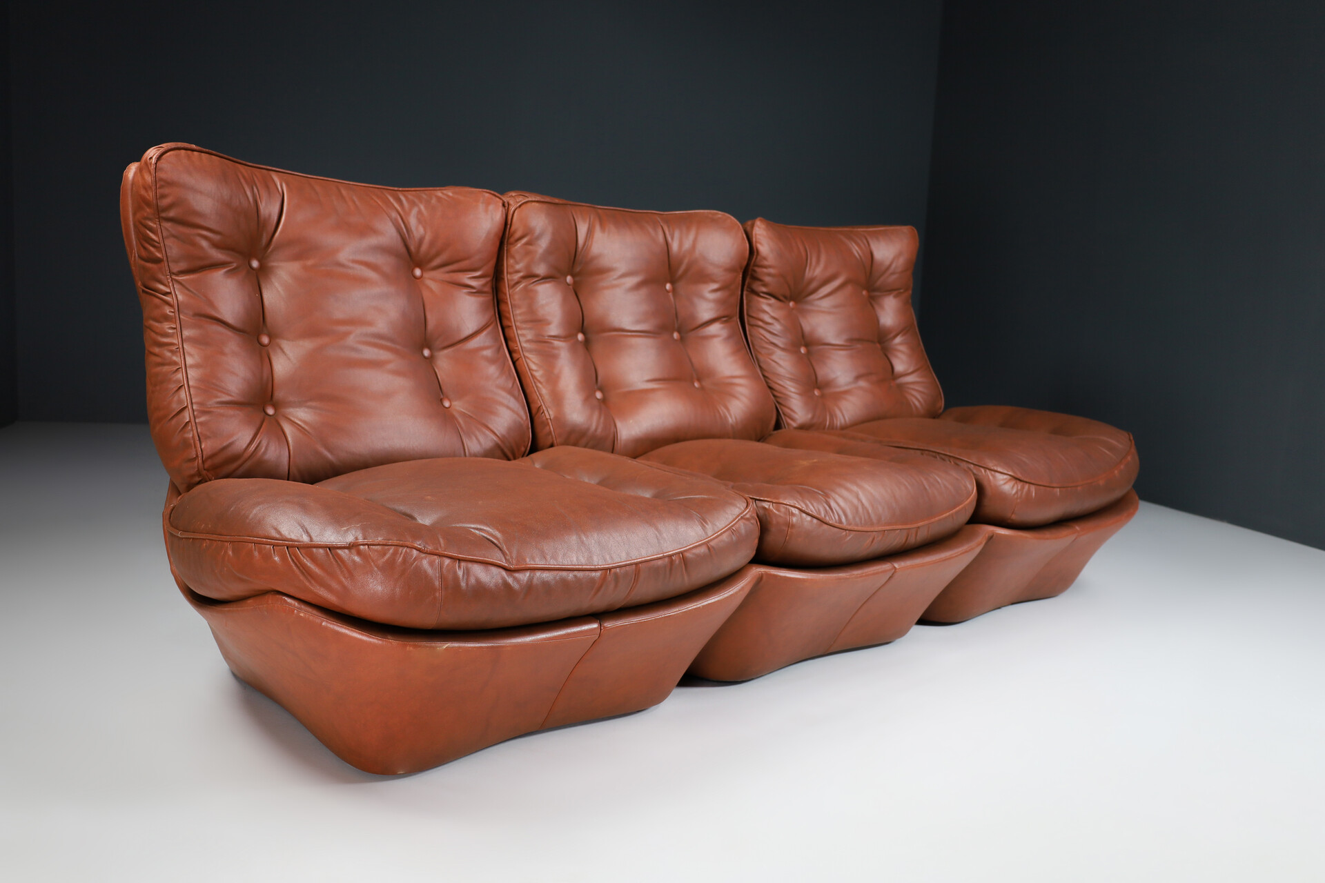 Mid century modern 3 seat Leather lounge sofa, italy 1970s Late-20th century
