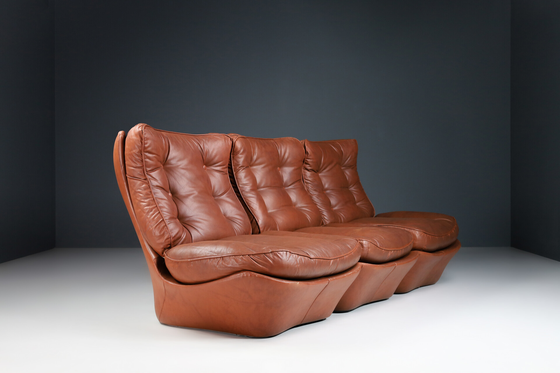 Mid century modern 3 seat Leather lounge sofa, italy 1970s Late-20th century