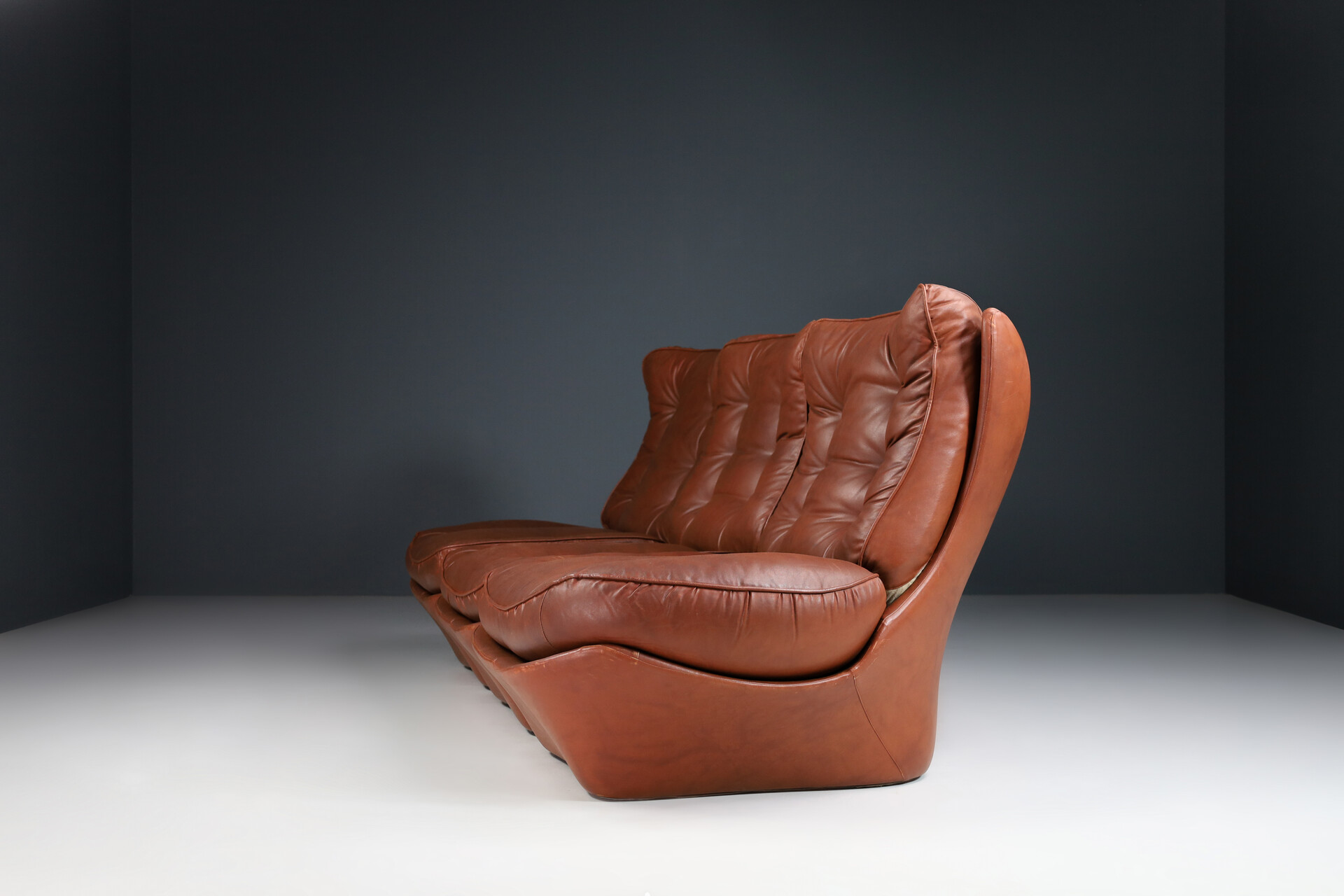 Mid century modern 3 seat Leather lounge sofa, italy 1970s Late-20th century