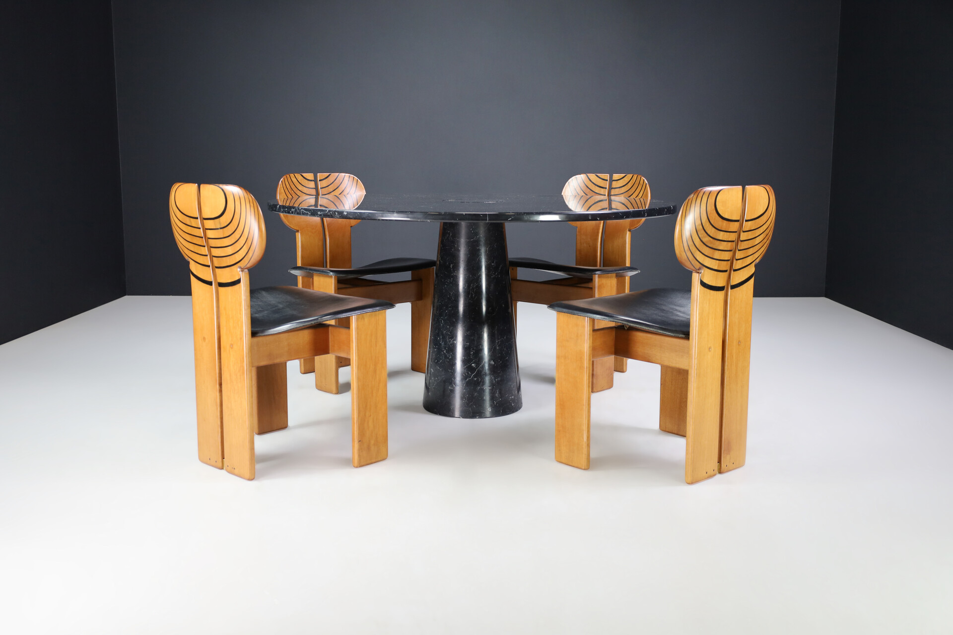 Mid century modern Afra & Tobia Scarpa For Maxalto Set Of Four 'Africa' Dining Chairs and Angelo Mangiarotti For Skipper 'Eros' Round Dining Table In Marquina Marble, Italy 1970s Late-20th century