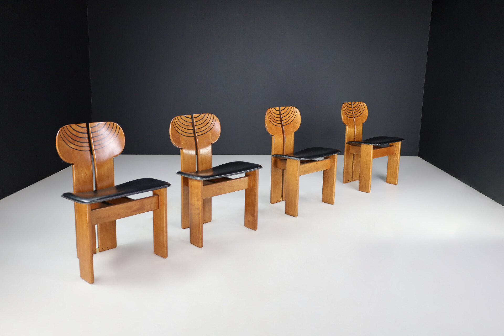 Mid century modern Afra & Tobia Scarpa For Maxalto Set Of Four 'Africa' Dining Chairs and Angelo Mangiarotti For Skipper 'Eros' Round Dining Table In Marquina Marble, Italy 1970s Late-20th century