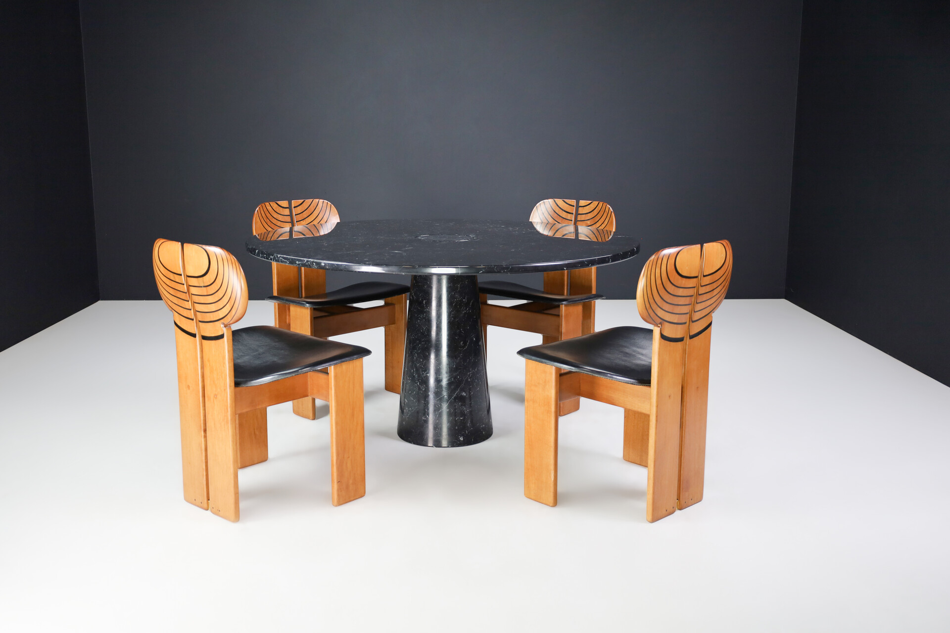Mid century modern Afra & Tobia Scarpa For Maxalto Set Of Four 'Africa' Dining Chairs and Angelo Mangiarotti For Skipper 'Eros' Round Dining Table In Marquina Marble, Italy 1970s Late-20th century