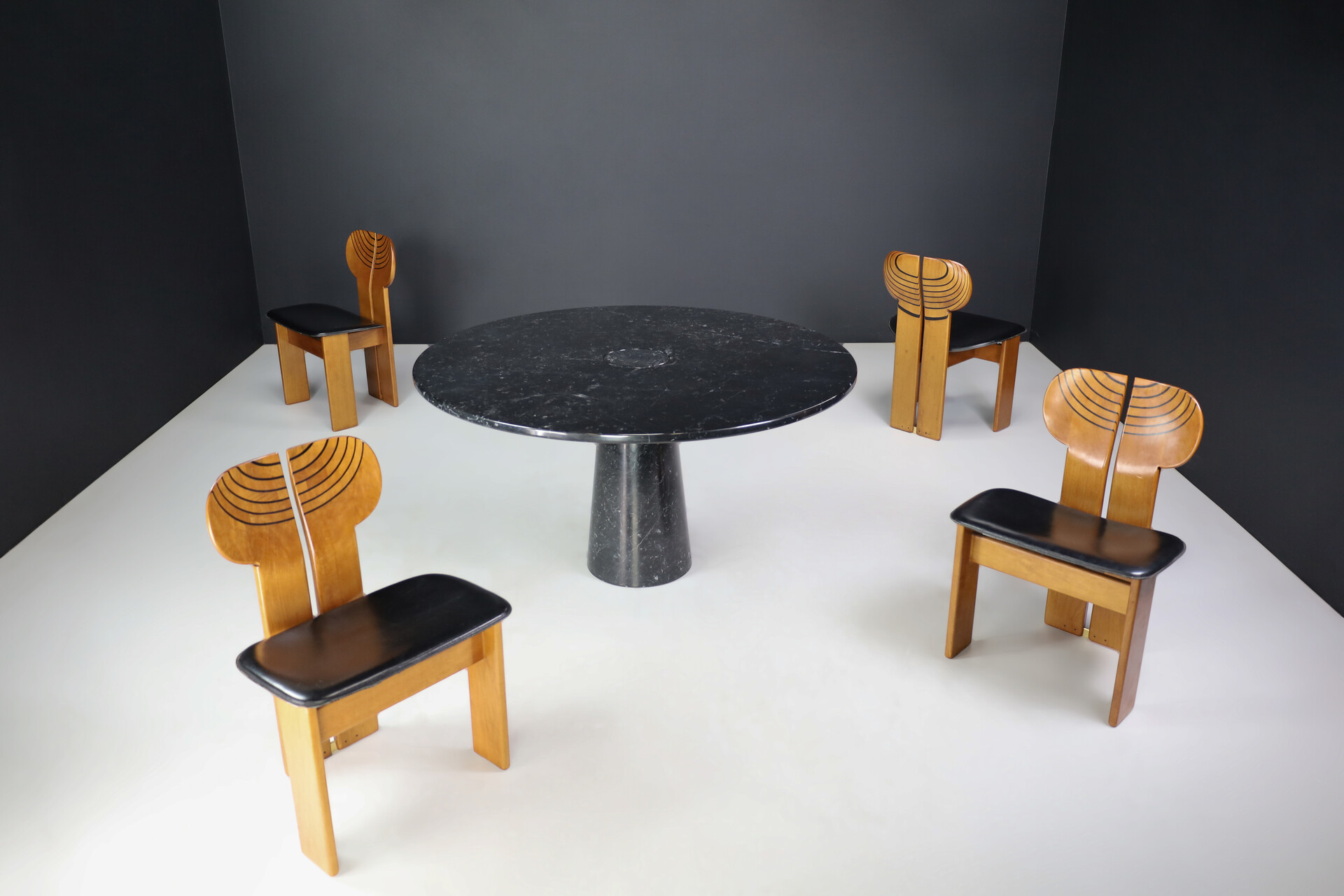 Mid century modern Afra & Tobia Scarpa For Maxalto Set Of Four 'Africa' Dining Chairs and Angelo Mangiarotti For Skipper 'Eros' Round Dining Table In Marquina Marble, Italy 1970s Late-20th century