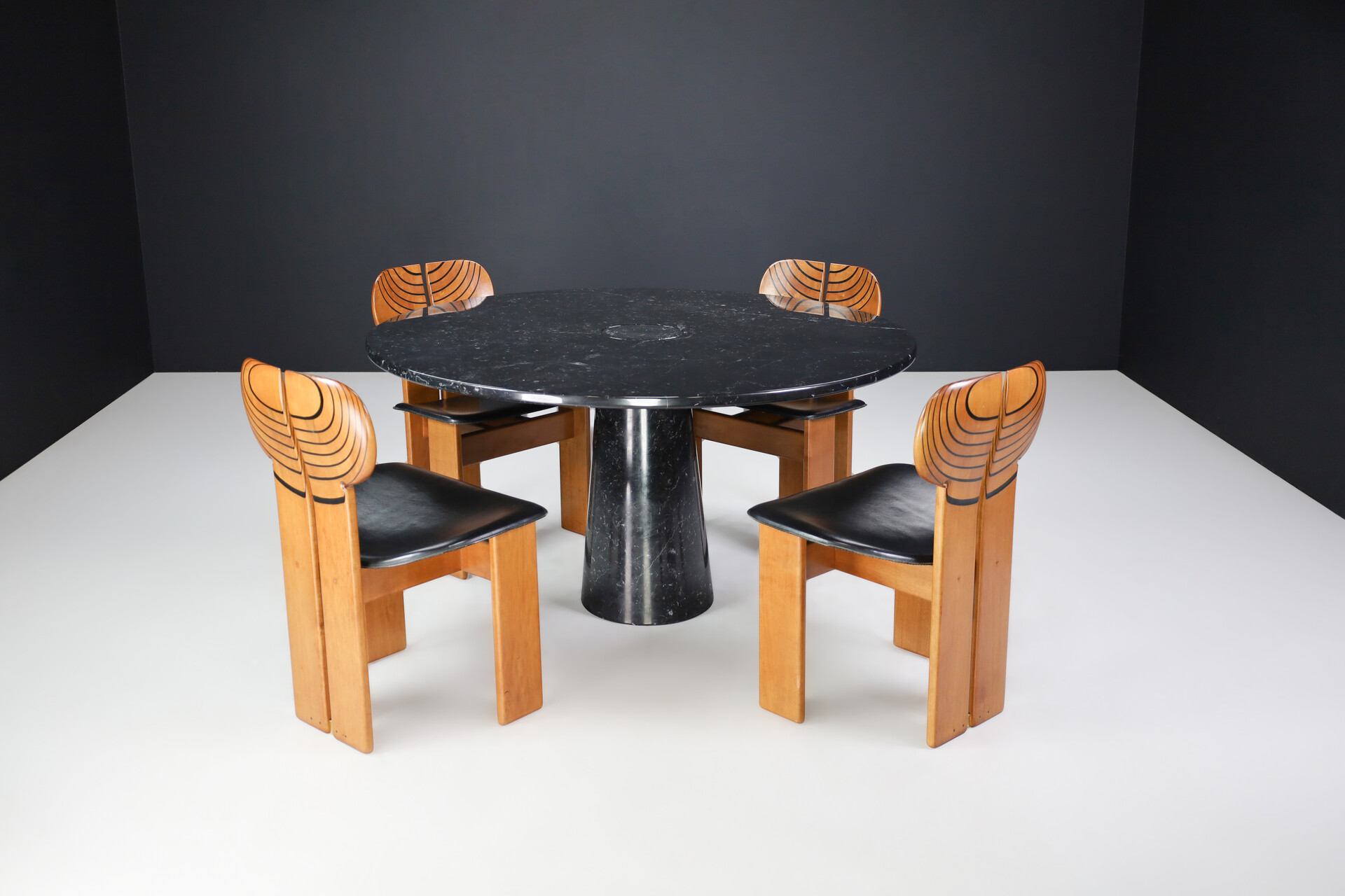 Mid century modern Afra & Tobia Scarpa For Maxalto Set Of Four 'Africa' Dining Chairs and Angelo Mangiarotti For Skipper 'Eros' Round Dining Table In Marquina Marble, Italy 1970s Late-20th century