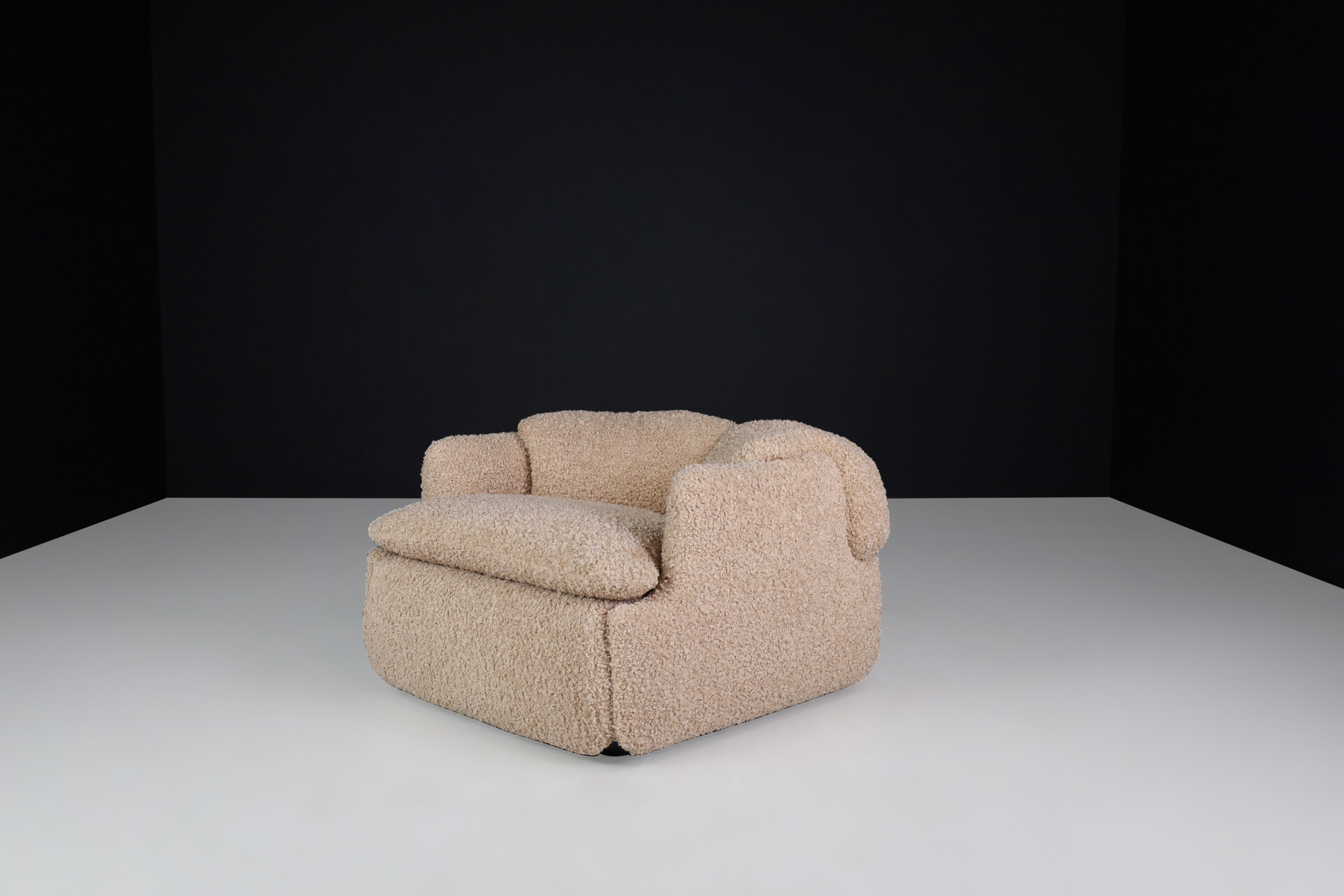 Mid century modern Alberto Rosselli lounge chair For Saporiti 'Confidential' in new teddy upholstery, Italy 1970 Late-20th century