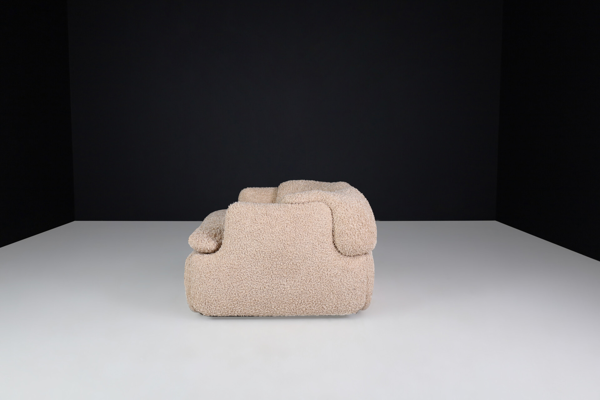 Mid century modern Alberto Rosselli lounge chair For Saporiti 'Confidential' in new teddy upholstery, Italy 1970 Late-20th century