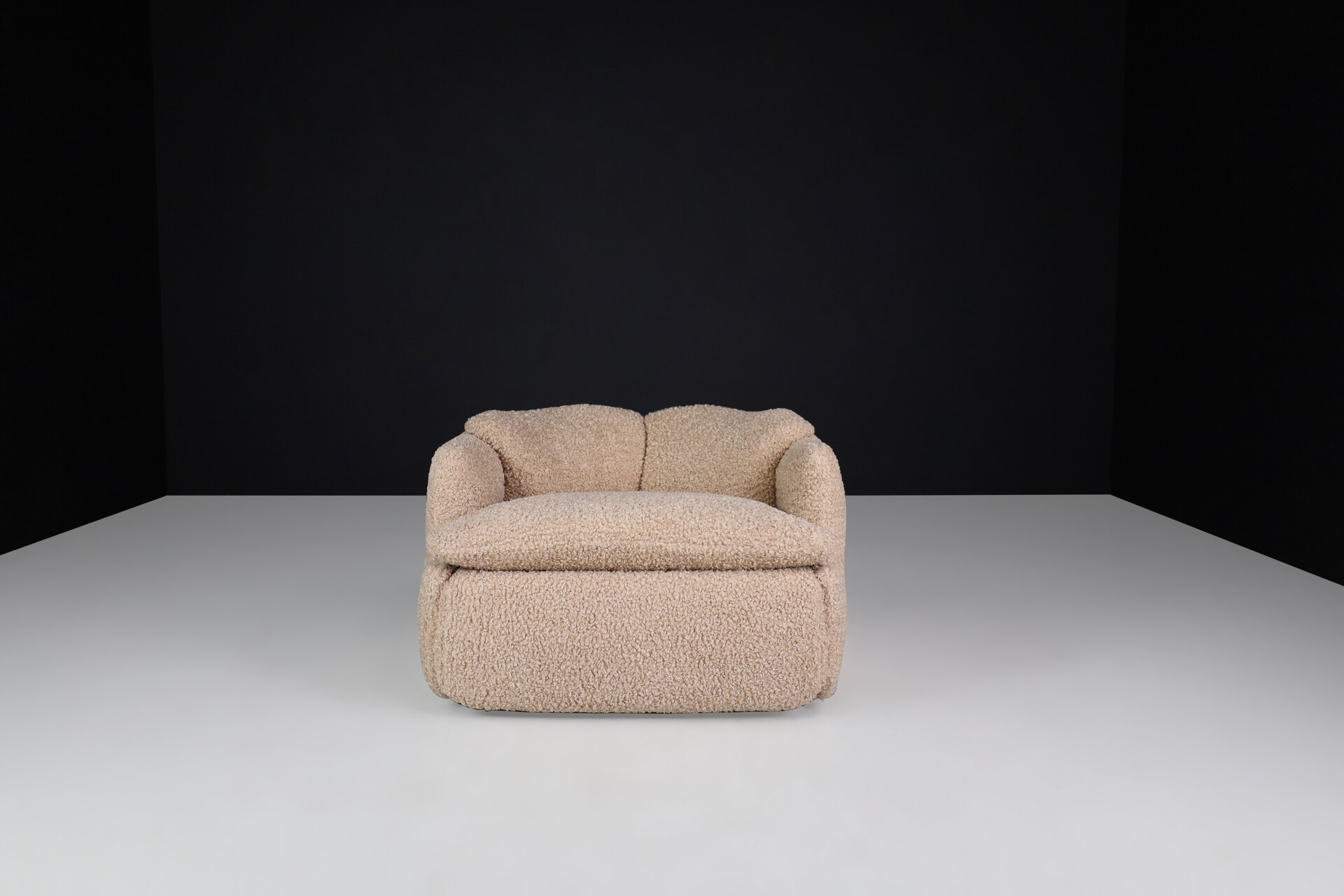 Mid century modern Alberto Rosselli lounge chair For Saporiti 'Confidential' in new teddy upholstery, Italy 1970 Late-20th century