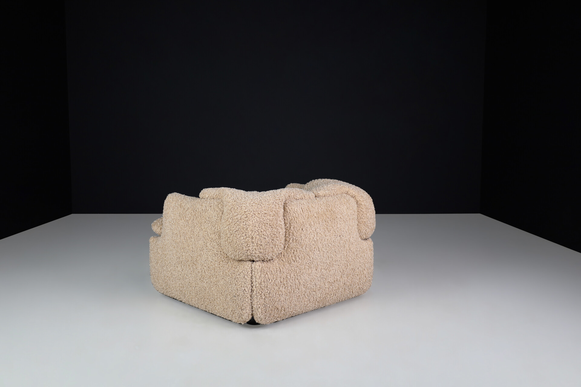 Mid century modern Alberto Rosselli lounge chair For Saporiti 'Confidential' in new teddy upholstery, Italy 1970 Late-20th century