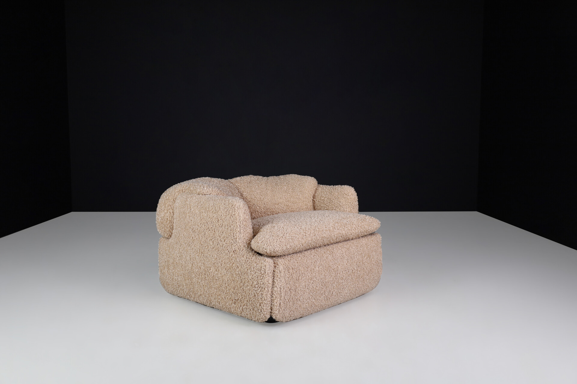Mid century modern Alberto Rosselli lounge chair For Saporiti 'Confidential' in new teddy upholstery, Italy 1970 Late-20th century
