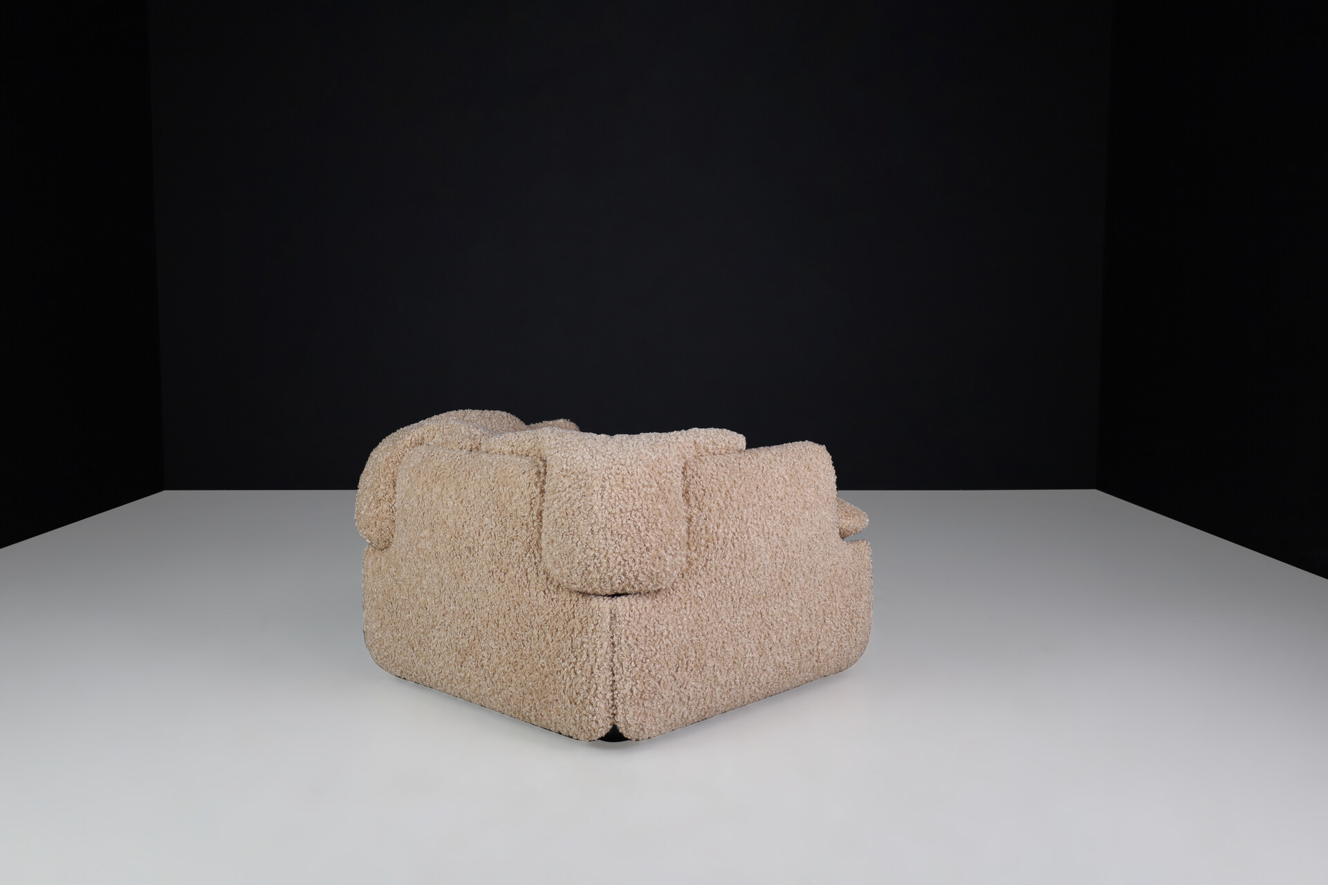 Mid century modern Alberto Rosselli lounge chair For Saporiti 'Confidential' in new teddy upholstery, Italy 1970 Late-20th century