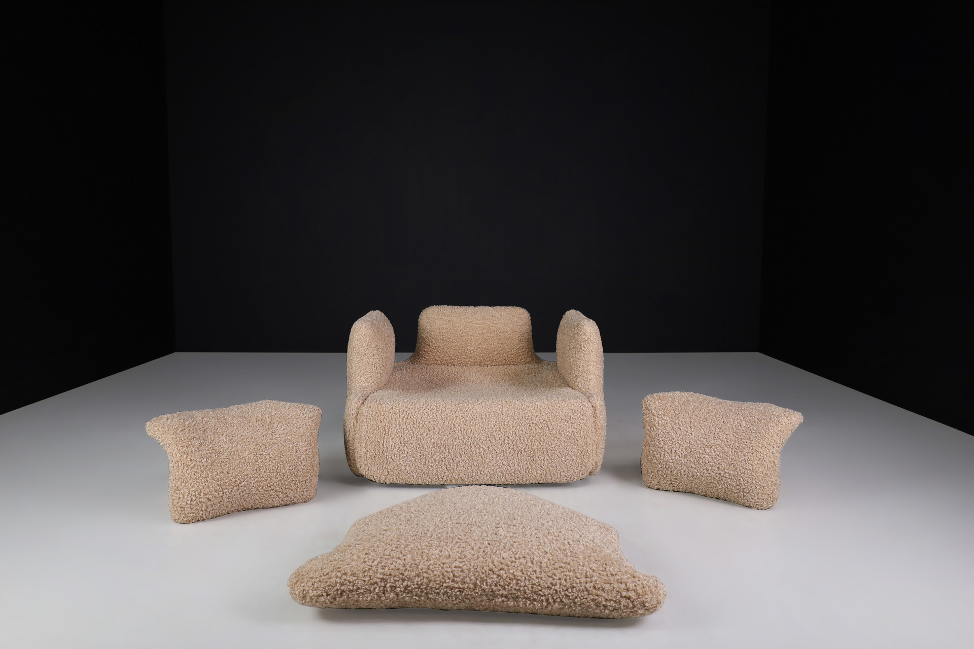 Mid century modern Alberto Rosselli lounge chair For Saporiti 'Confidential' in new teddy upholstery, Italy 1970 Late-20th century