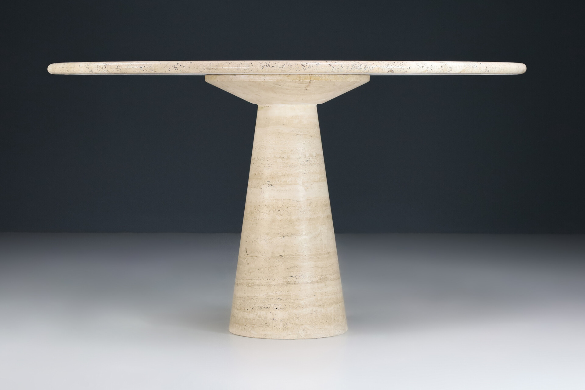 Mid century modern Angelo Mangiarotti attributed pedestal dining table in travertine Italy 1970s Mid-20th century
