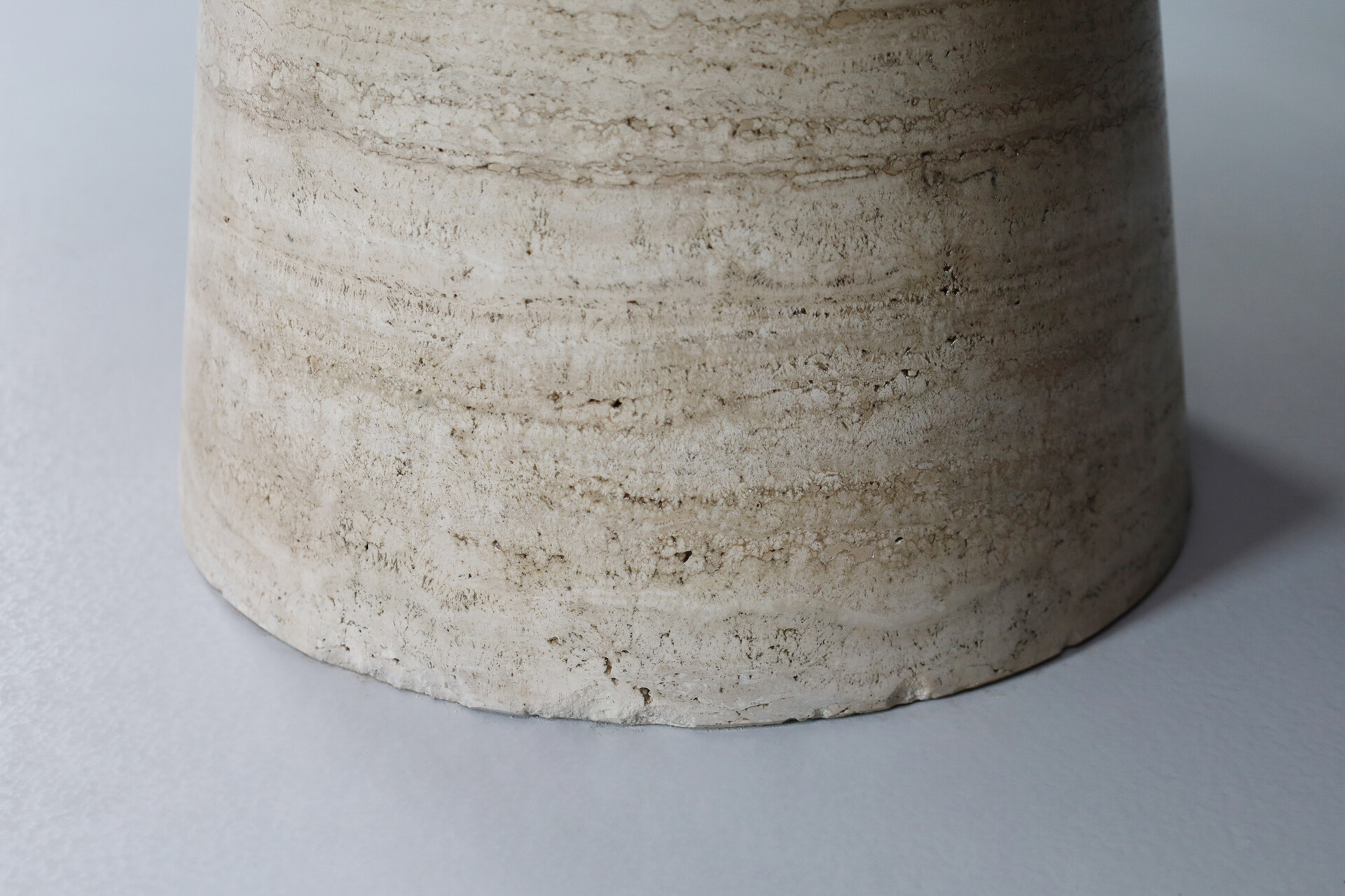 Mid century modern Angelo Mangiarotti attributed pedestal dining table in travertine Italy 1970s Mid-20th century