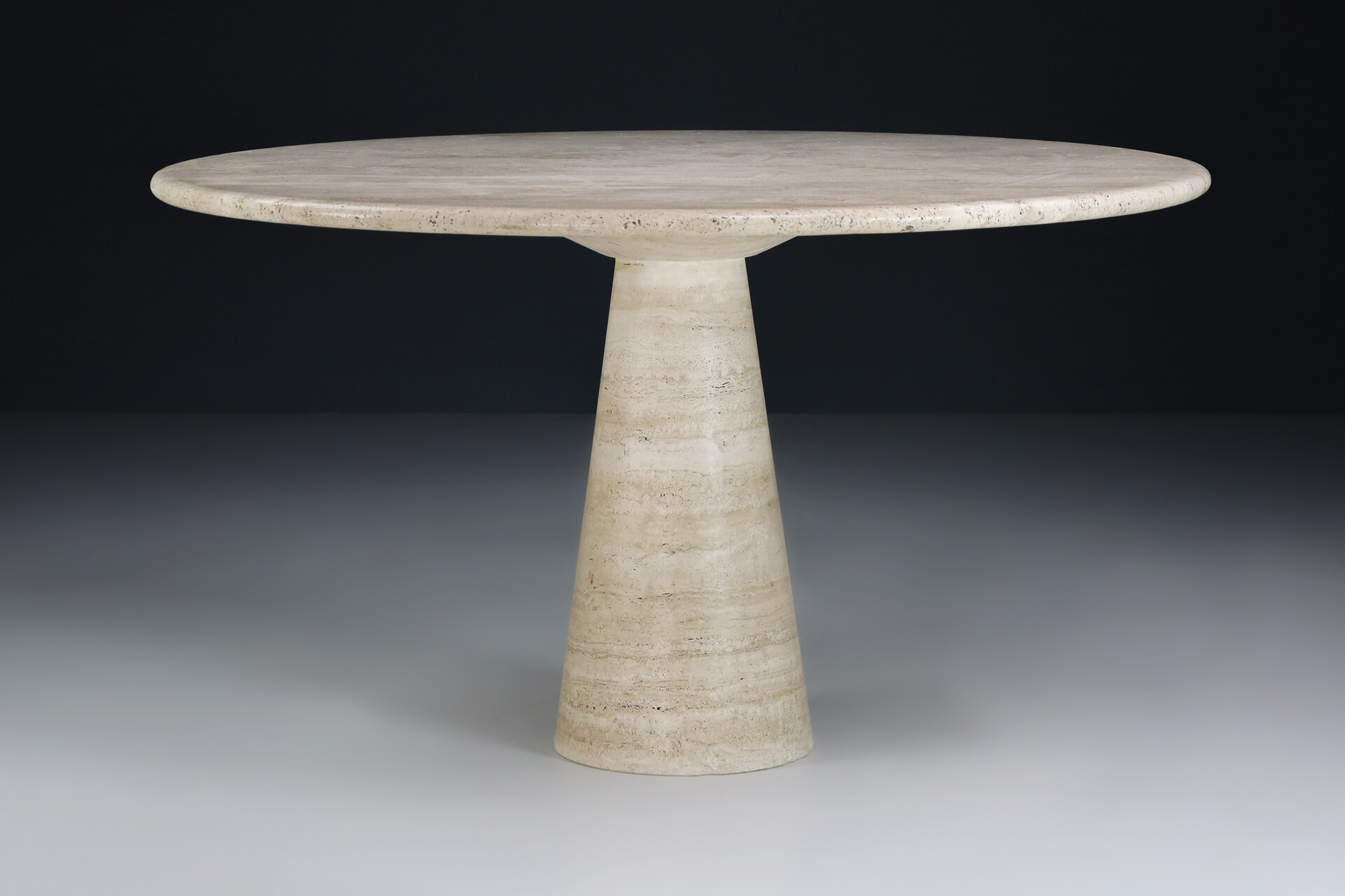 Mid century modern Angelo Mangiarotti attributed pedestal dining table in travertine Italy 1970s Mid-20th century