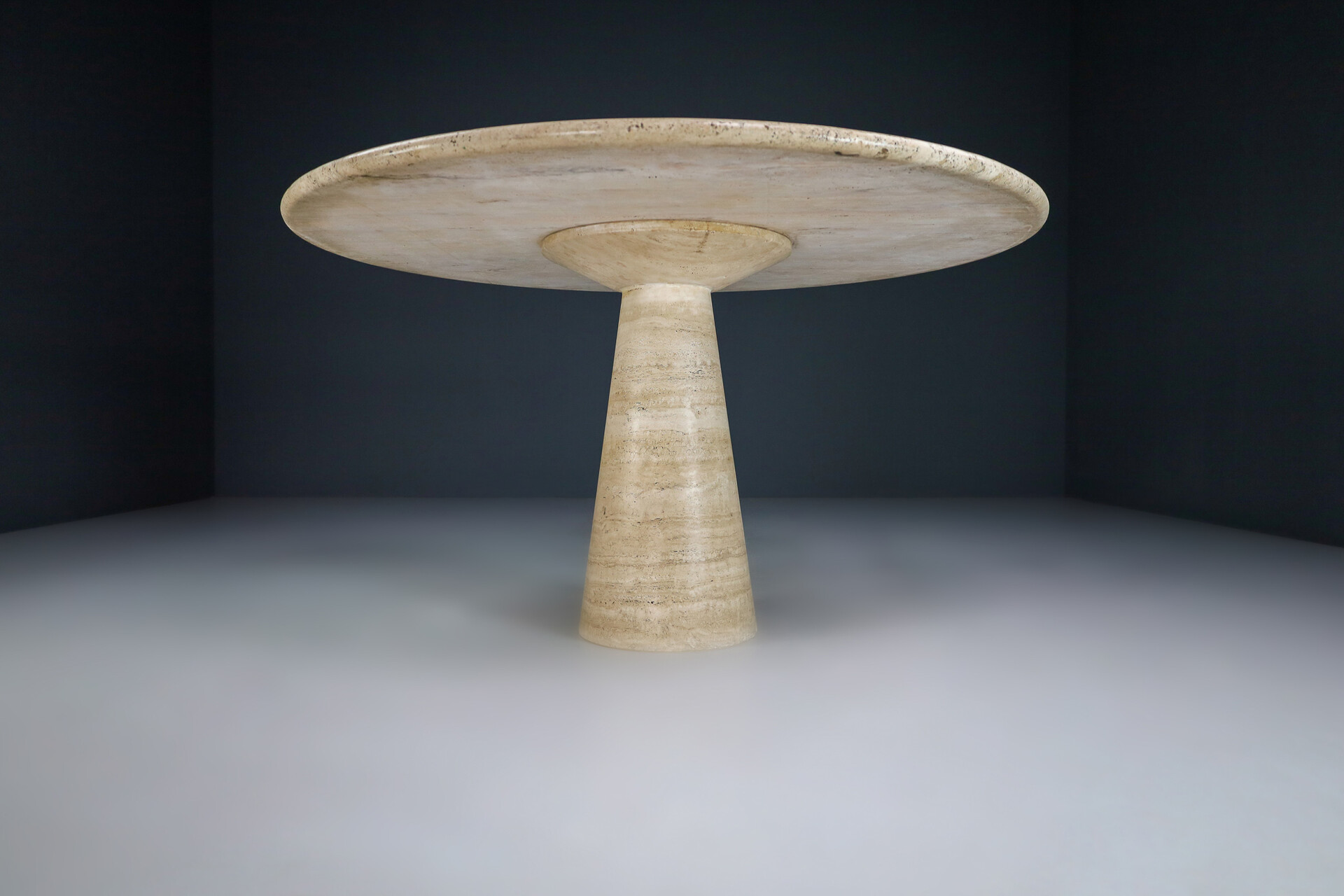 Mid century modern Angelo Mangiarotti attributed pedestal dining table in travertine Italy 1970s Mid-20th century