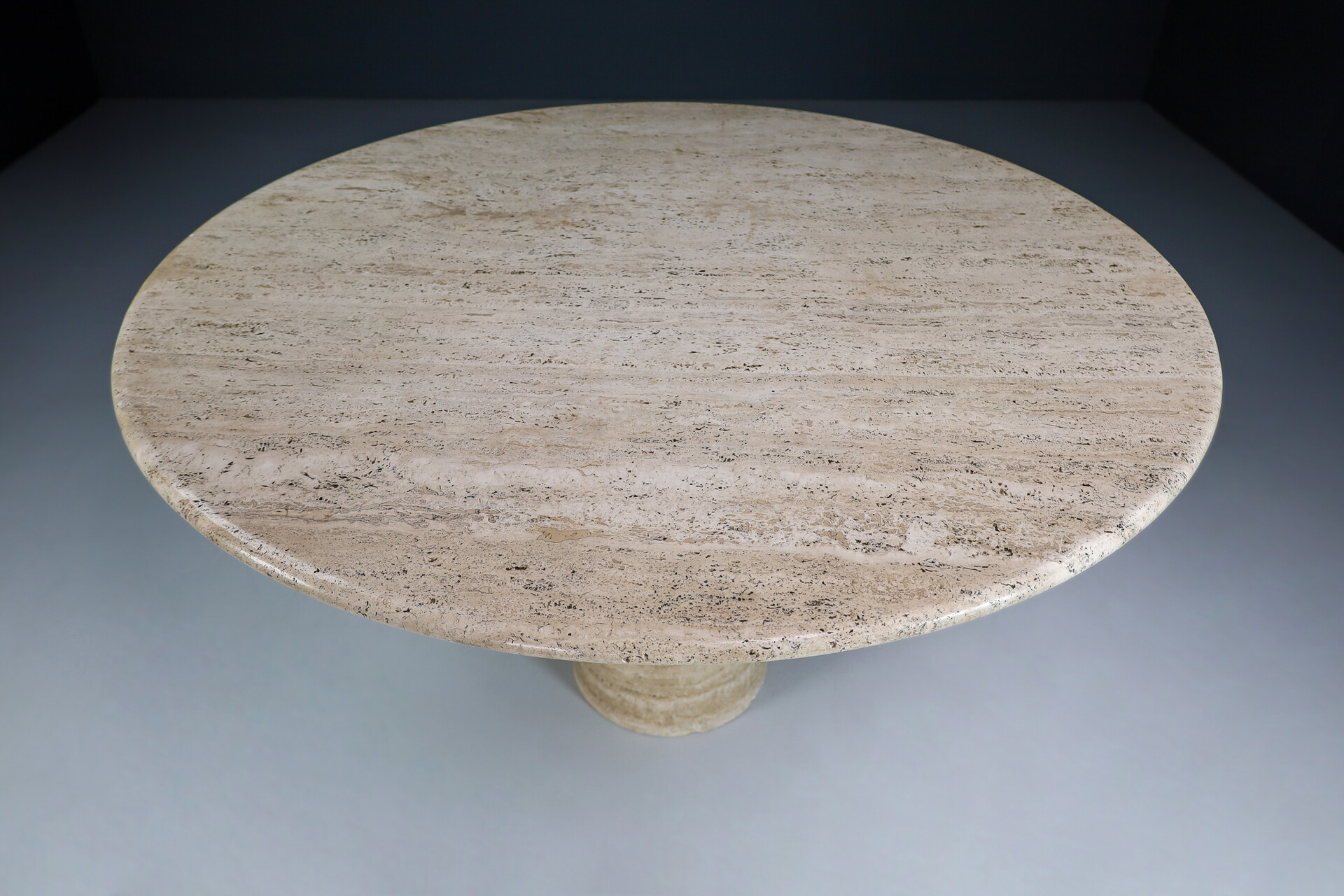 Mid century modern Angelo Mangiarotti attributed pedestal dining table in travertine Italy 1970s Mid-20th century