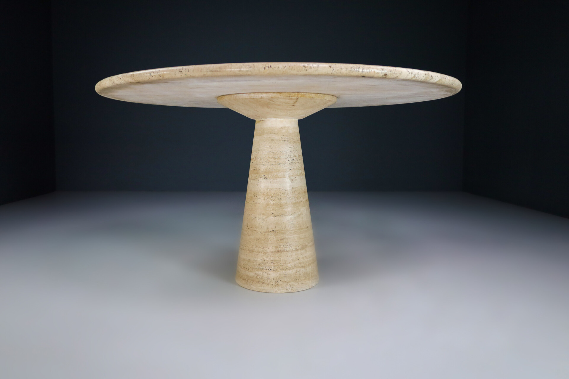 Mid century modern Angelo Mangiarotti attributed pedestal dining table in travertine Italy 1970s Mid-20th century