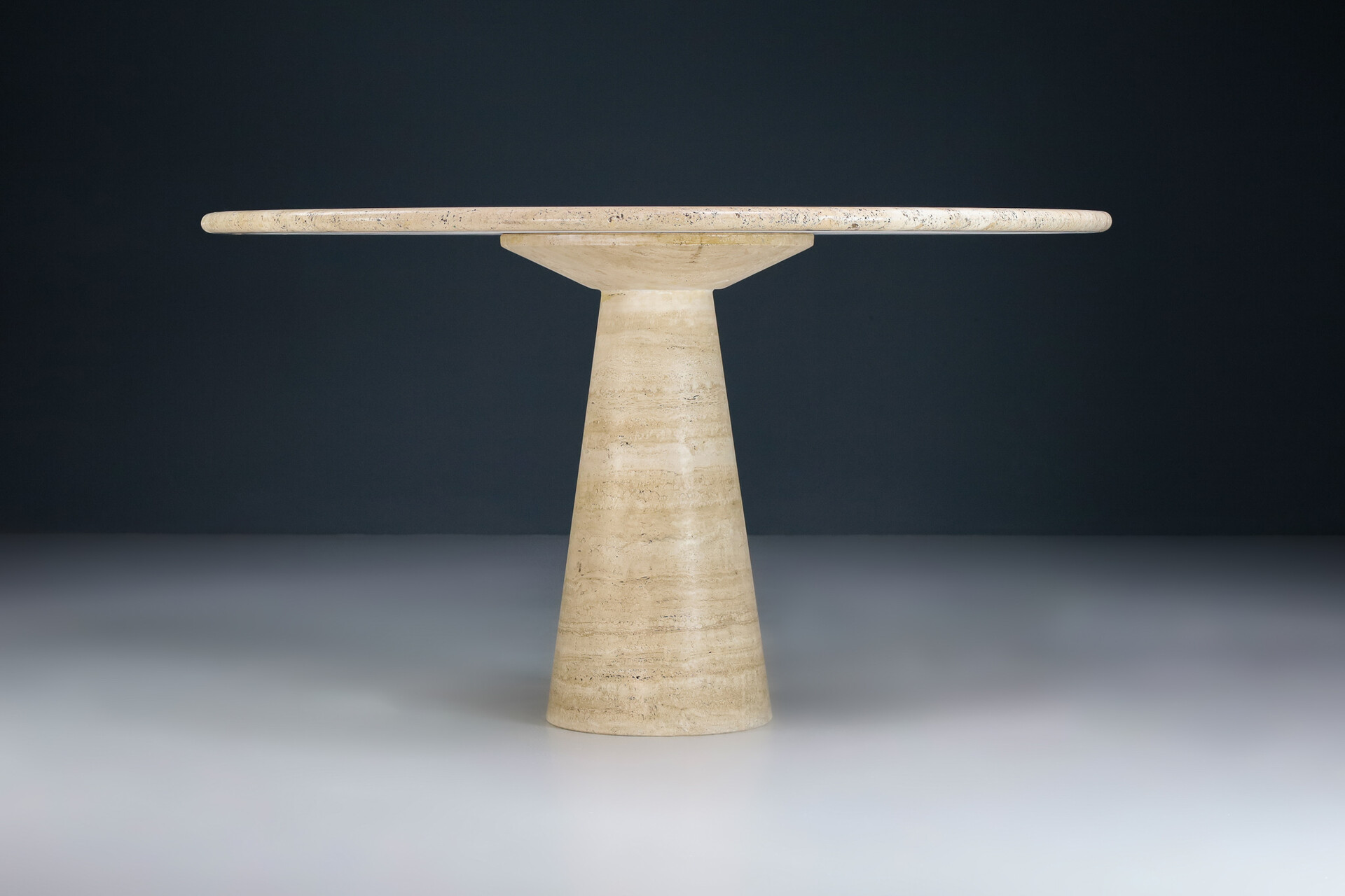 Mid century modern Angelo Mangiarotti attributed pedestal dining table in travertine Italy 1970s Mid-20th century