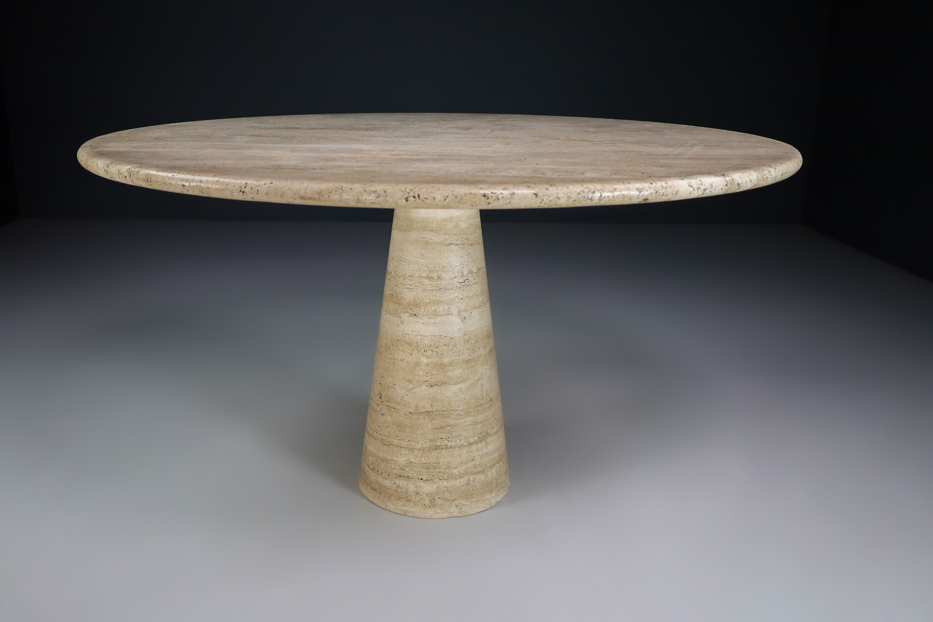 Mid century modern Angelo Mangiarotti attributed pedestal dining table in travertine Italy 1970s Mid-20th century
