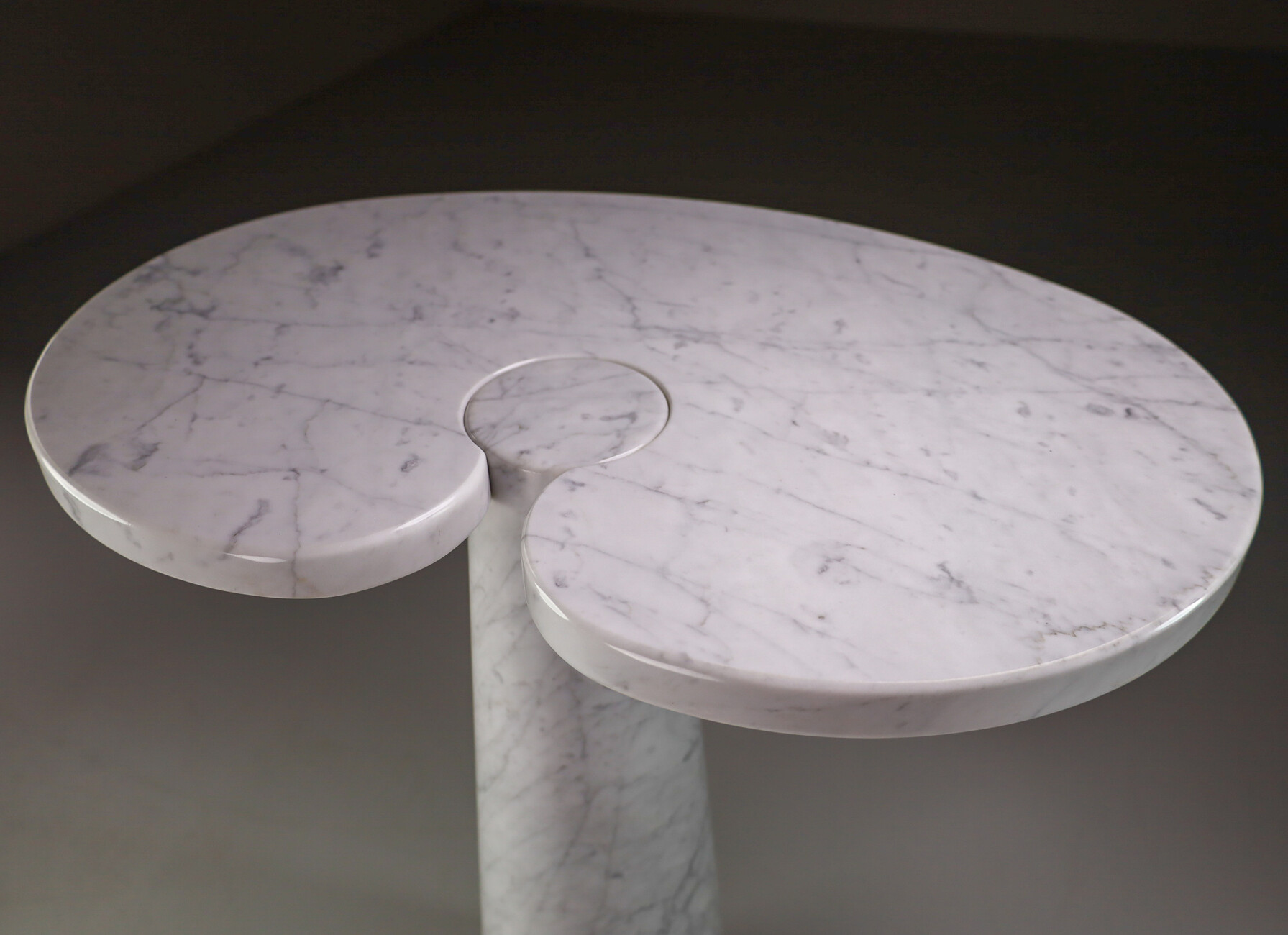 Mid century modern Angelo Mangiarotti Eros Series Side Table in white marble, Italy 1970s Late-20th century