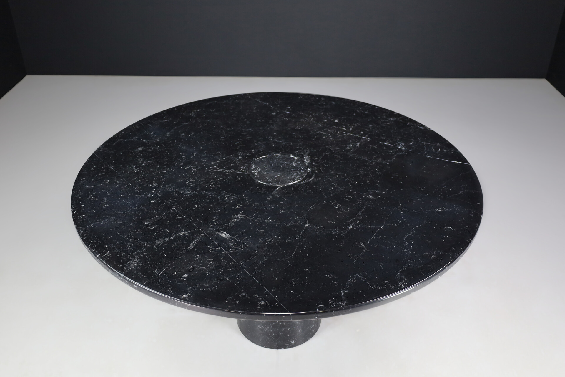 Mid century modern Angelo Mangiarotti for Skipper 'Eros' Round Dining Table in Marquina Marble, Italy 1970s Late-20th century