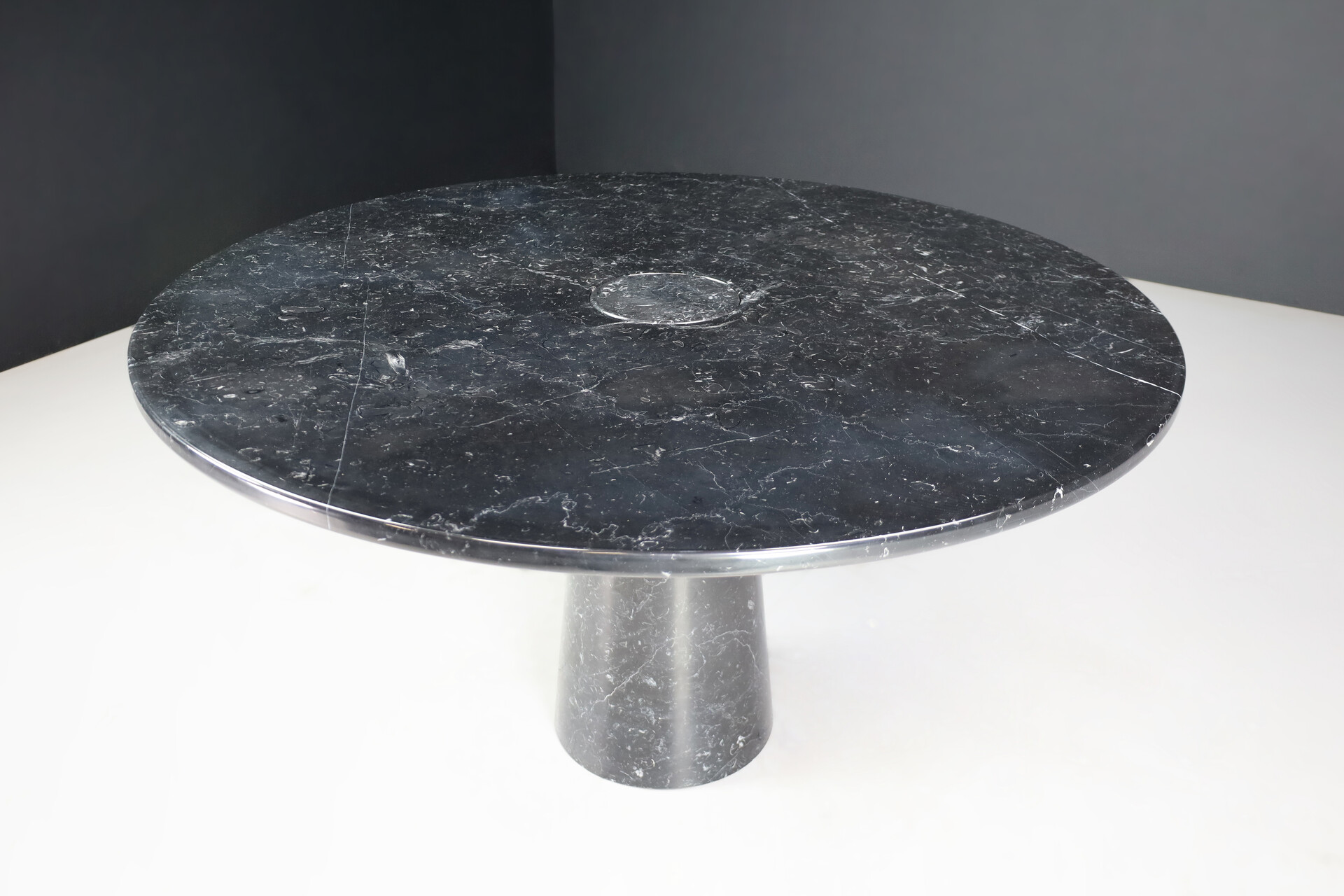 Mid century modern Angelo Mangiarotti for Skipper 'Eros' Round Dining Table in Marquina Marble, Italy 1970s Late-20th century
