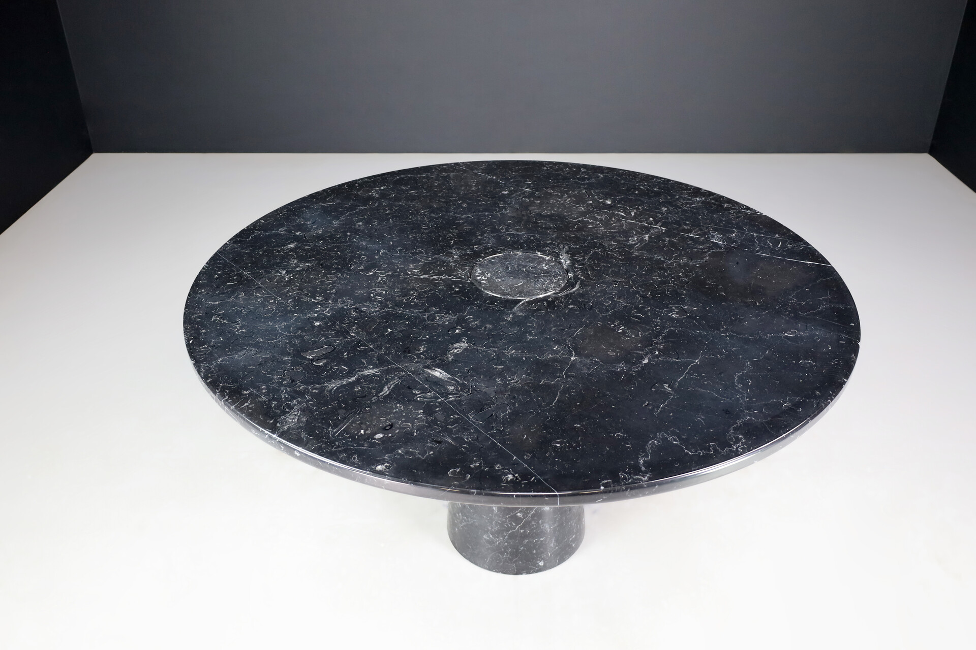 Mid century modern Angelo Mangiarotti for Skipper 'Eros' Round Dining Table in Marquina Marble, Italy 1970s Late-20th century