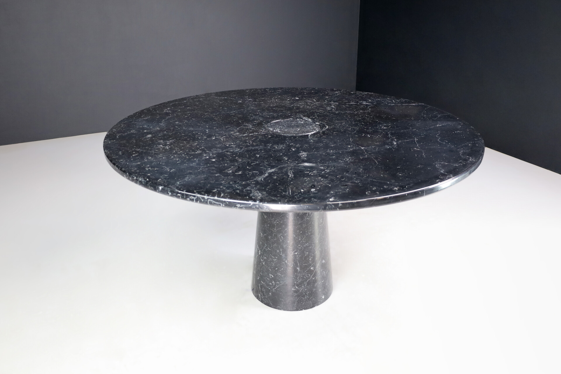 Mid century modern Angelo Mangiarotti for Skipper 'Eros' Round Dining Table in Marquina Marble, Italy 1970s Late-20th century