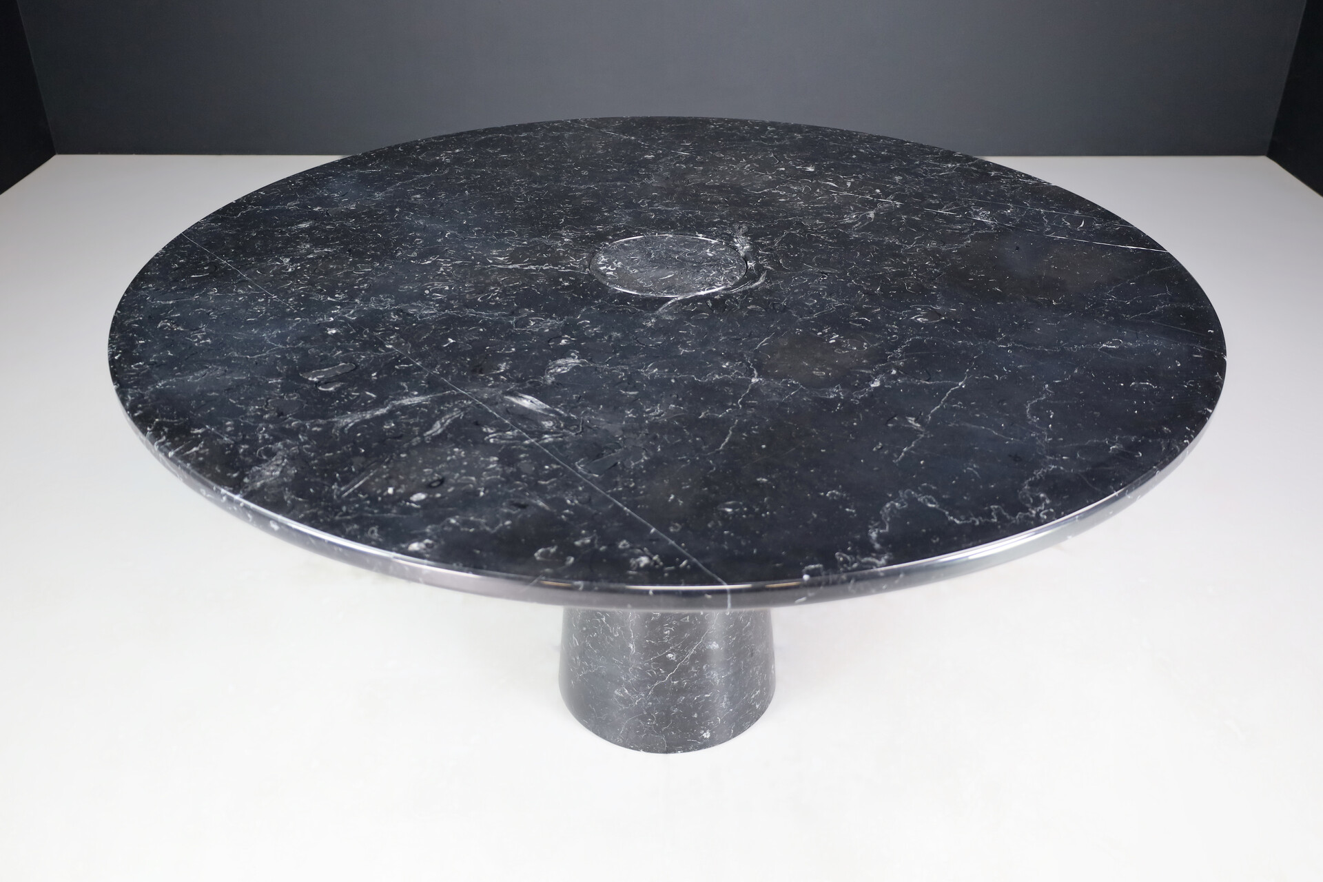 Mid century modern Angelo Mangiarotti for Skipper 'Eros' Round Dining Table in Marquina Marble, Italy 1970s Late-20th century