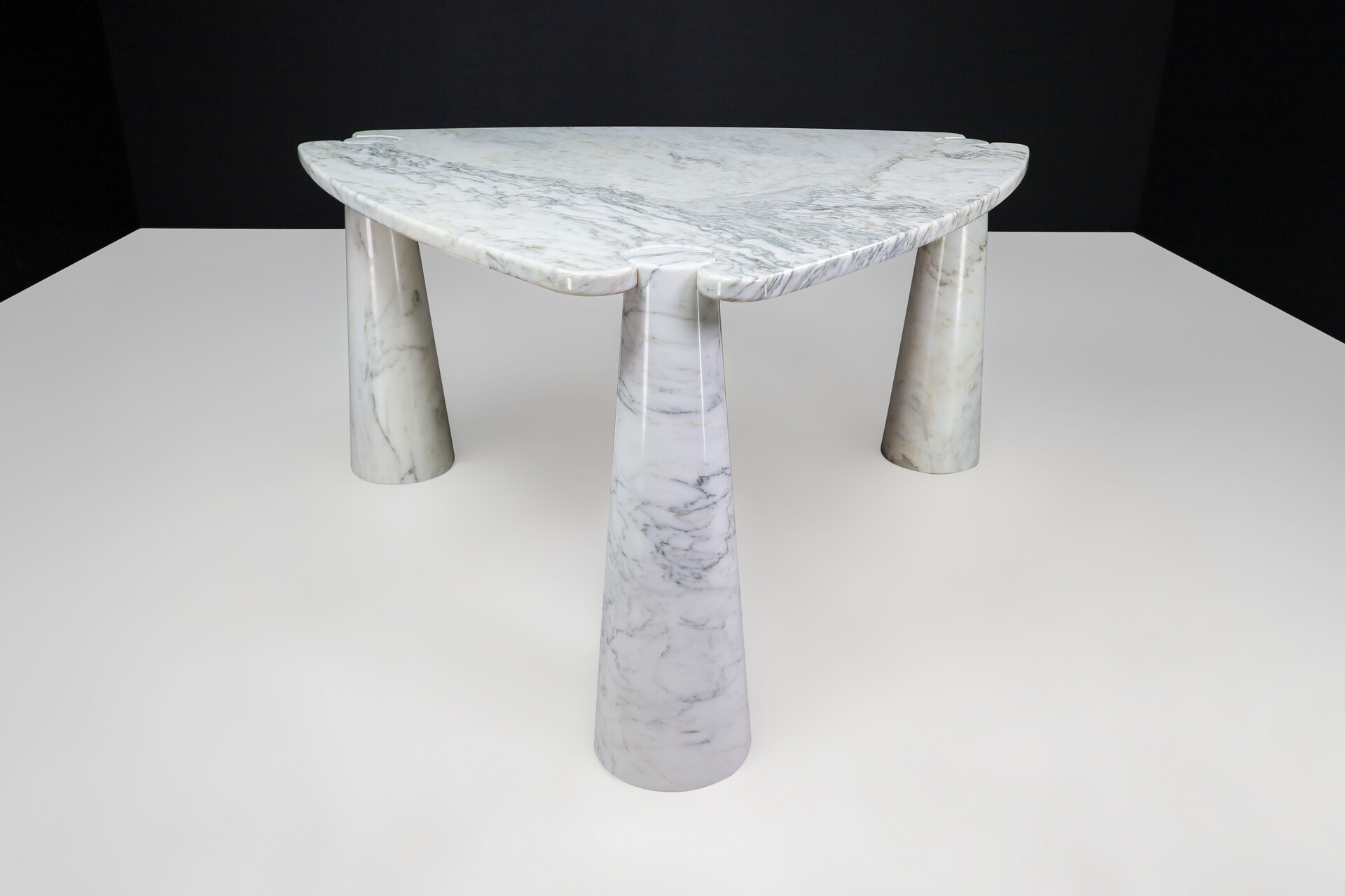 Mid century modern Angelo Mangiarotti for Skipper White Carrara Marble Eros Triangle Center Table, Italy 1970s Late-20th century