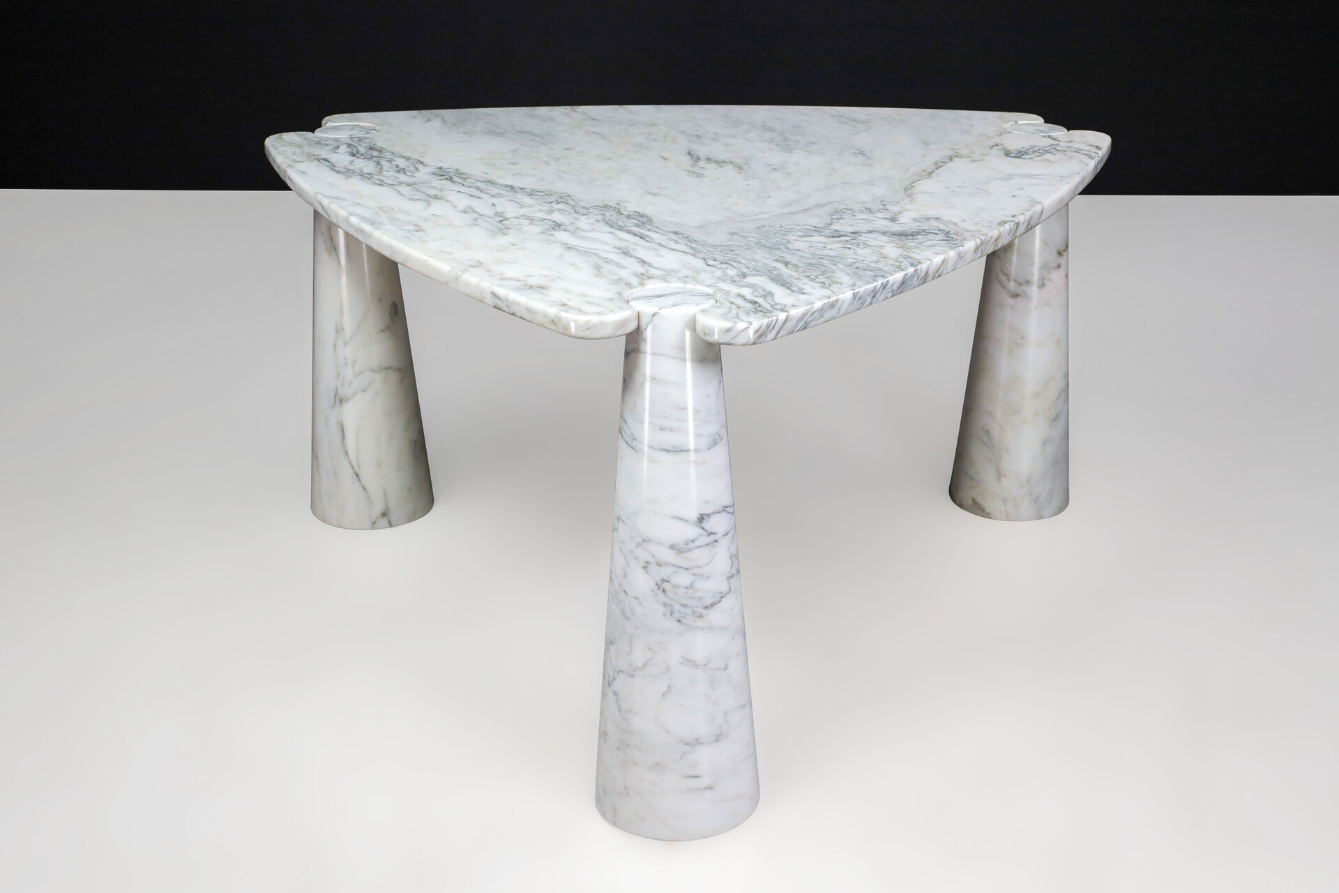 Mid century modern Angelo Mangiarotti for Skipper White Carrara Marble Eros Triangle Center Table, Italy 1970s Late-20th century