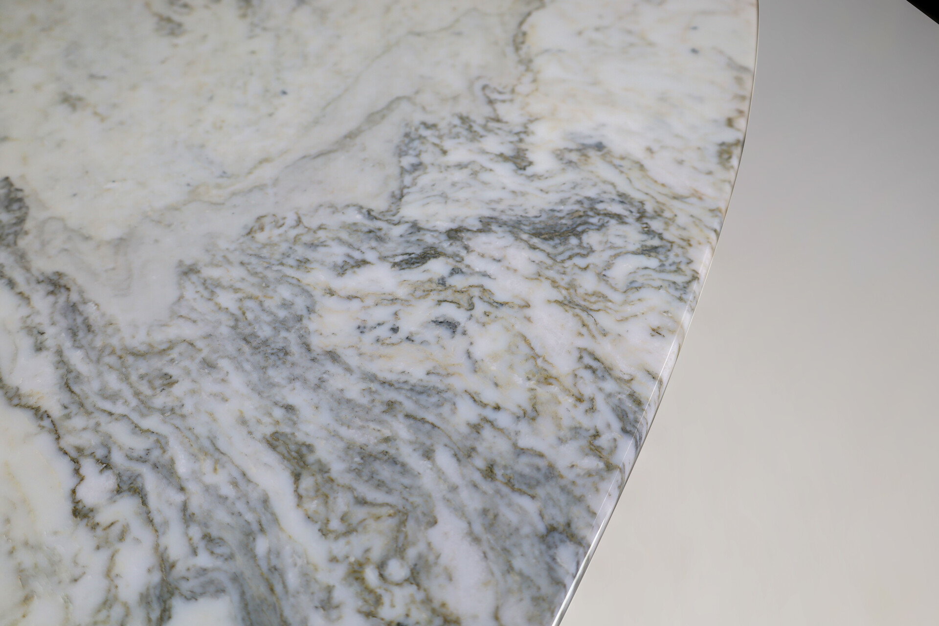 Mid century modern Angelo Mangiarotti for Skipper White Carrara Marble Eros Triangle Center Table, Italy 1970s Late-20th century