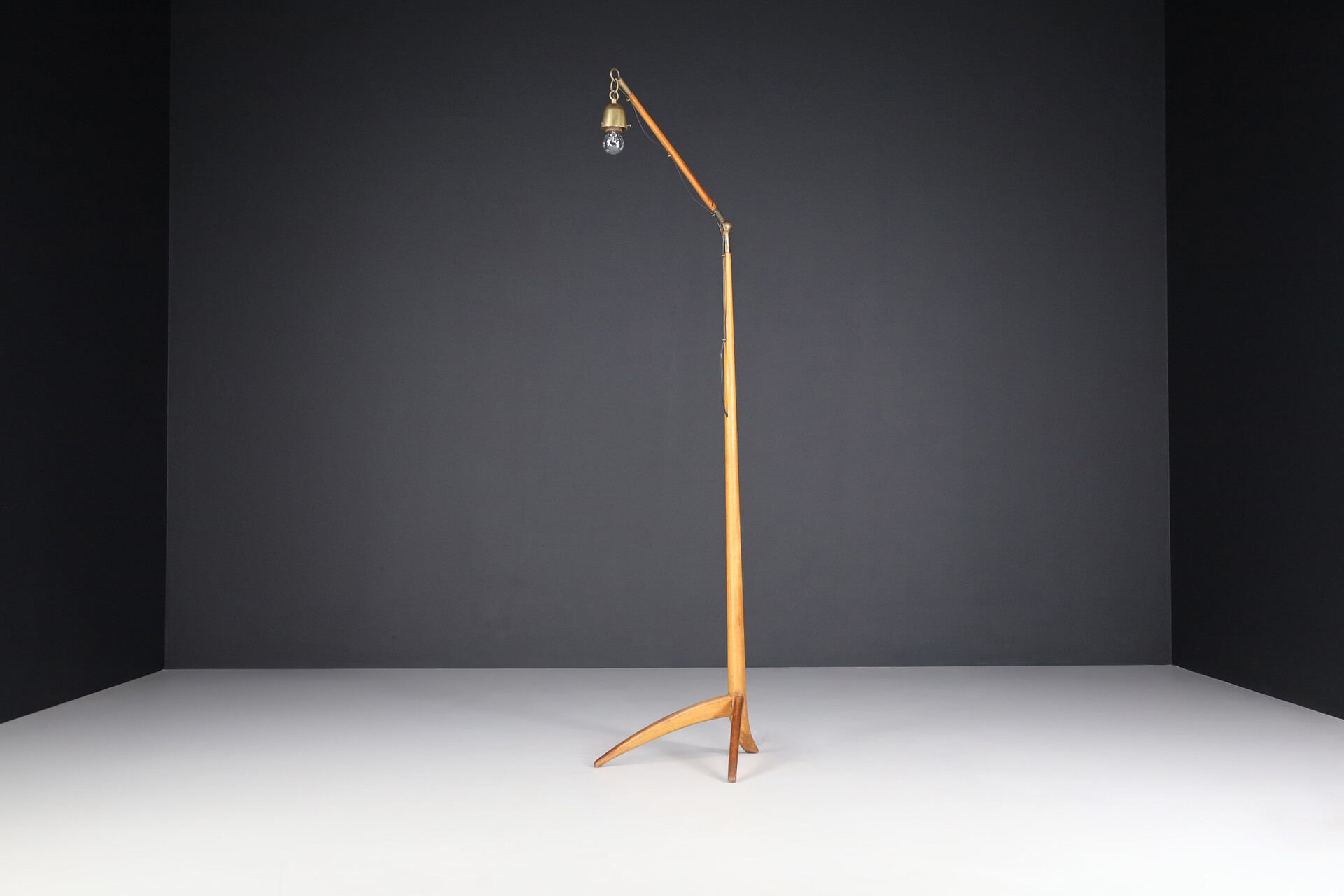 Mid century modern Architectural floor lamp in wood and brass , Austria 1930s Mid-20th century