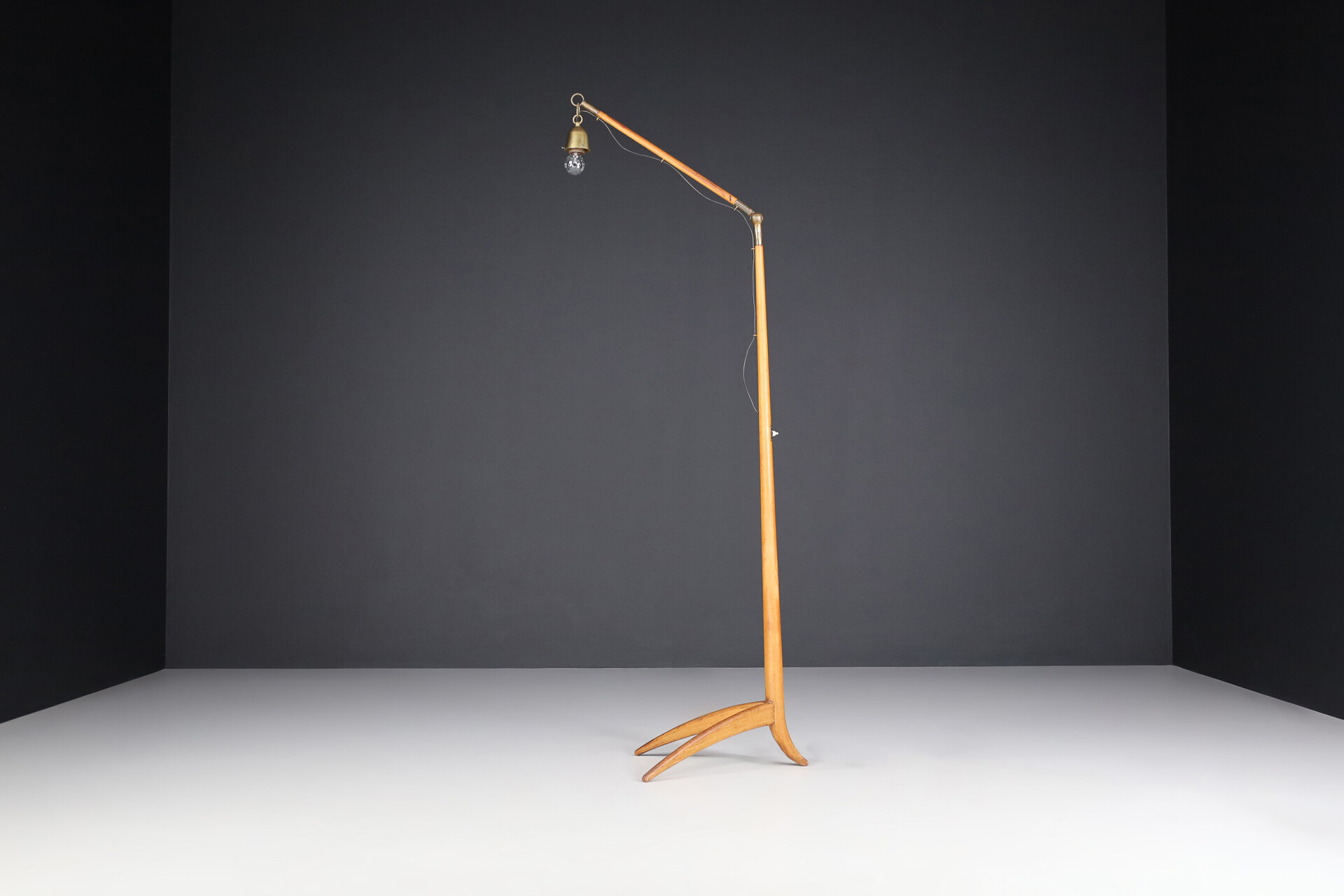 Mid century modern Architectural floor lamp in wood and brass , Austria 1930s Mid-20th century