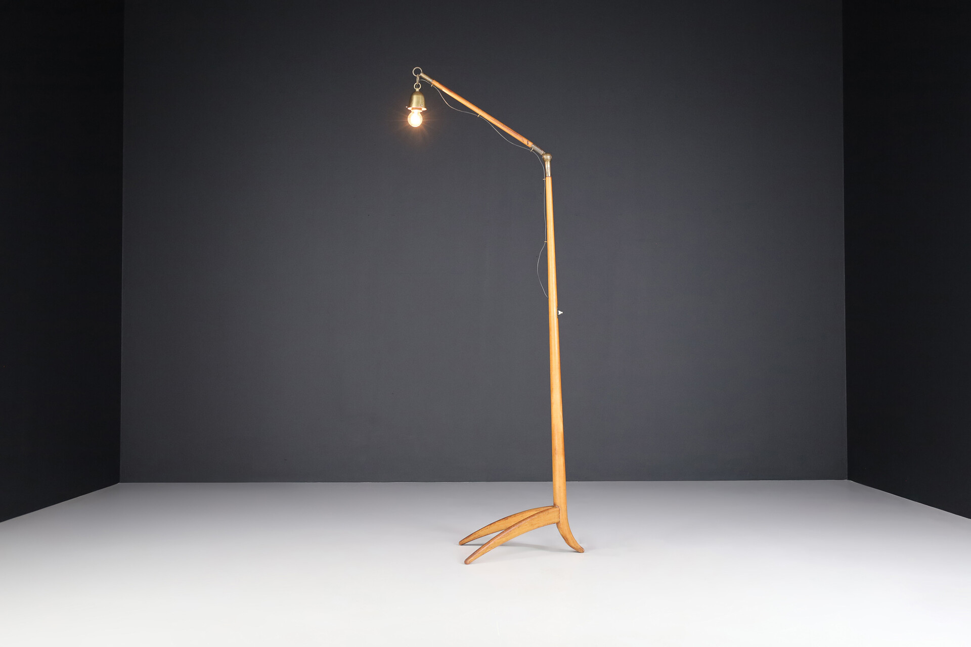Mid century modern Architectural floor lamp in wood and brass , Austria 1930s Mid-20th century