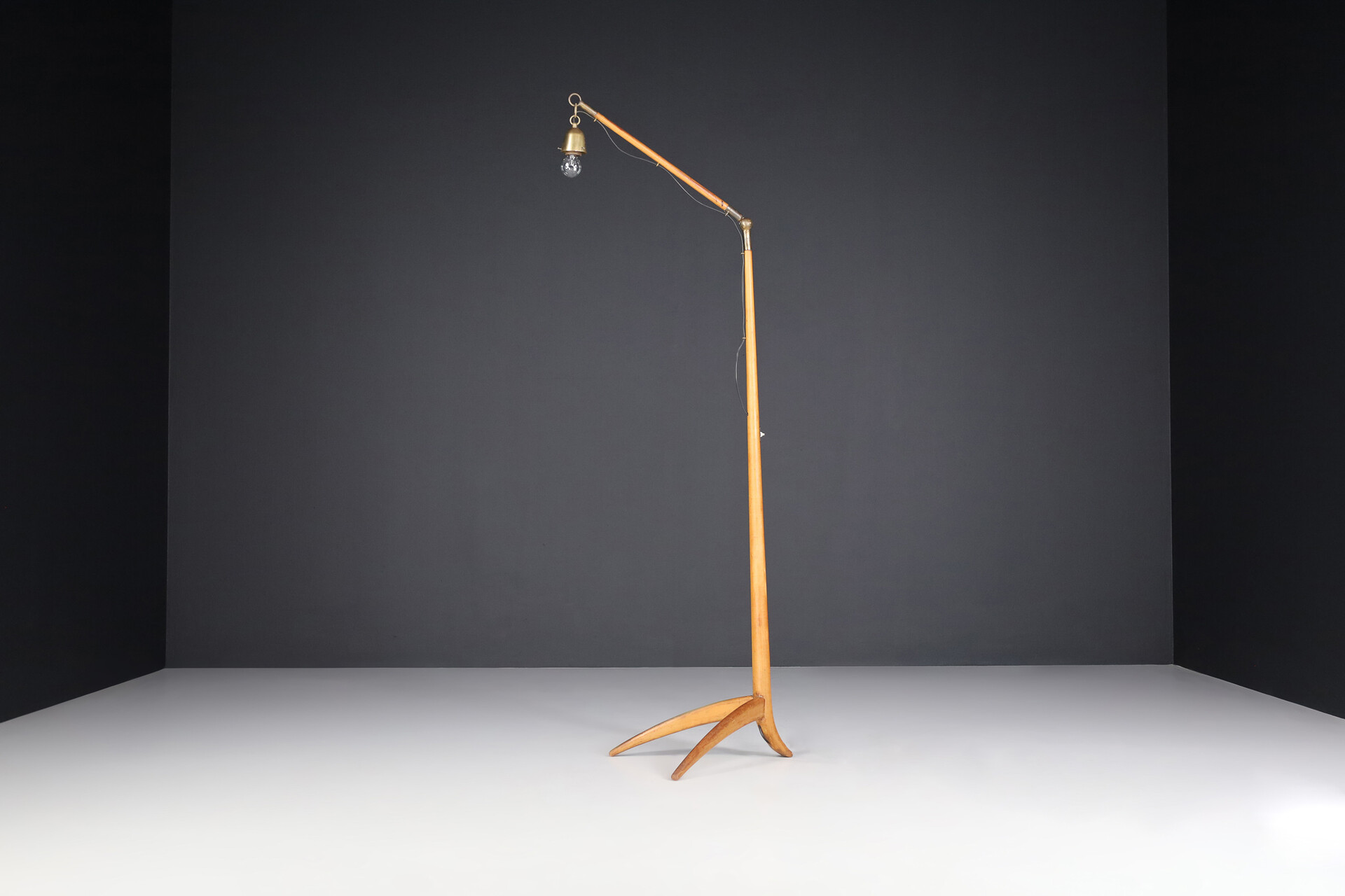 Mid century modern Architectural floor lamp in wood and brass , Austria 1930s Mid-20th century