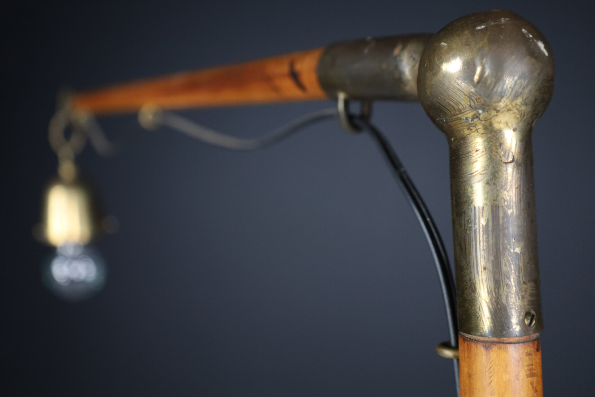 Mid century modern Architectural floor lamp in wood and brass , Austria 1930s Mid-20th century