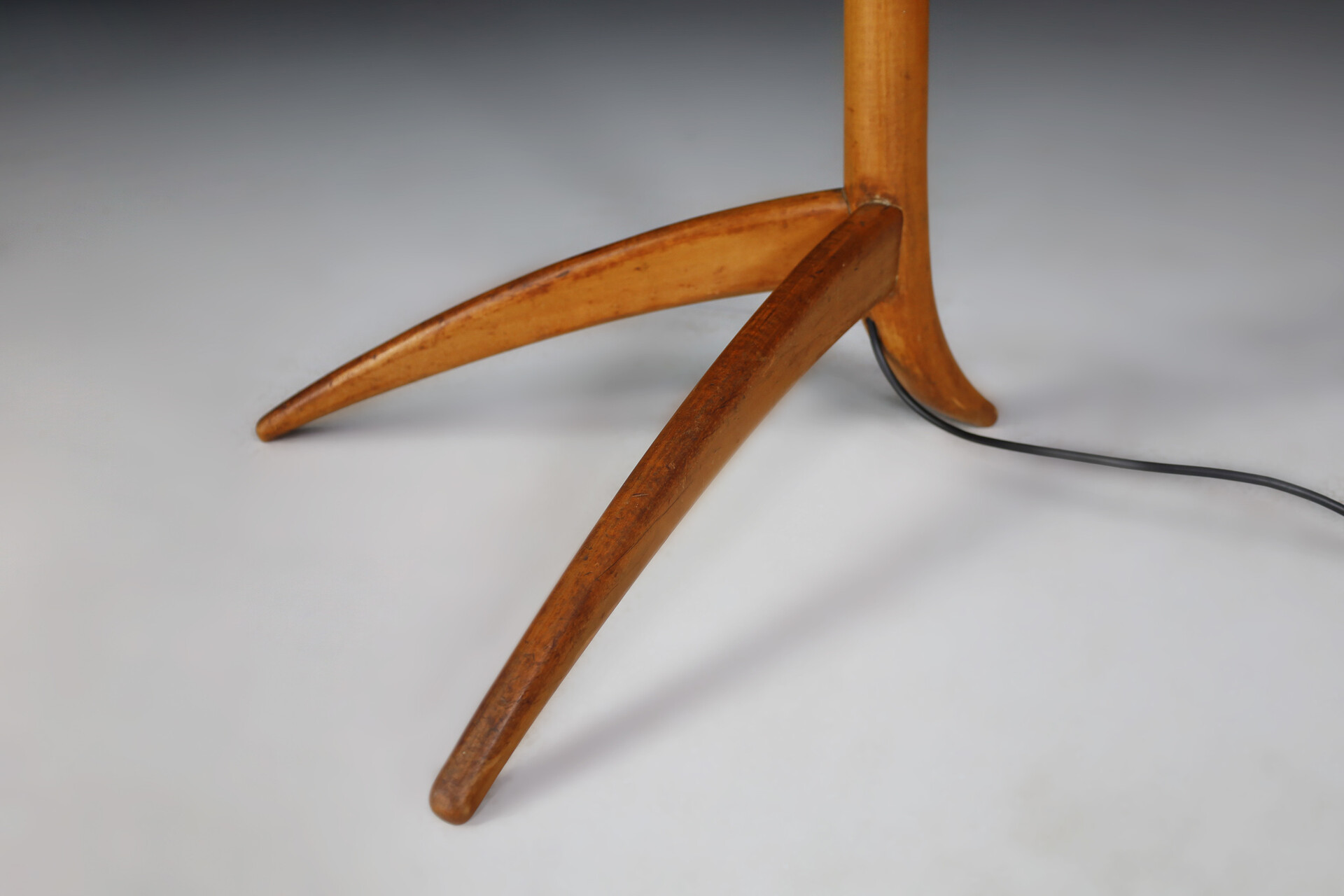 Mid century modern Architectural floor lamp in wood and brass , Austria 1930s Mid-20th century