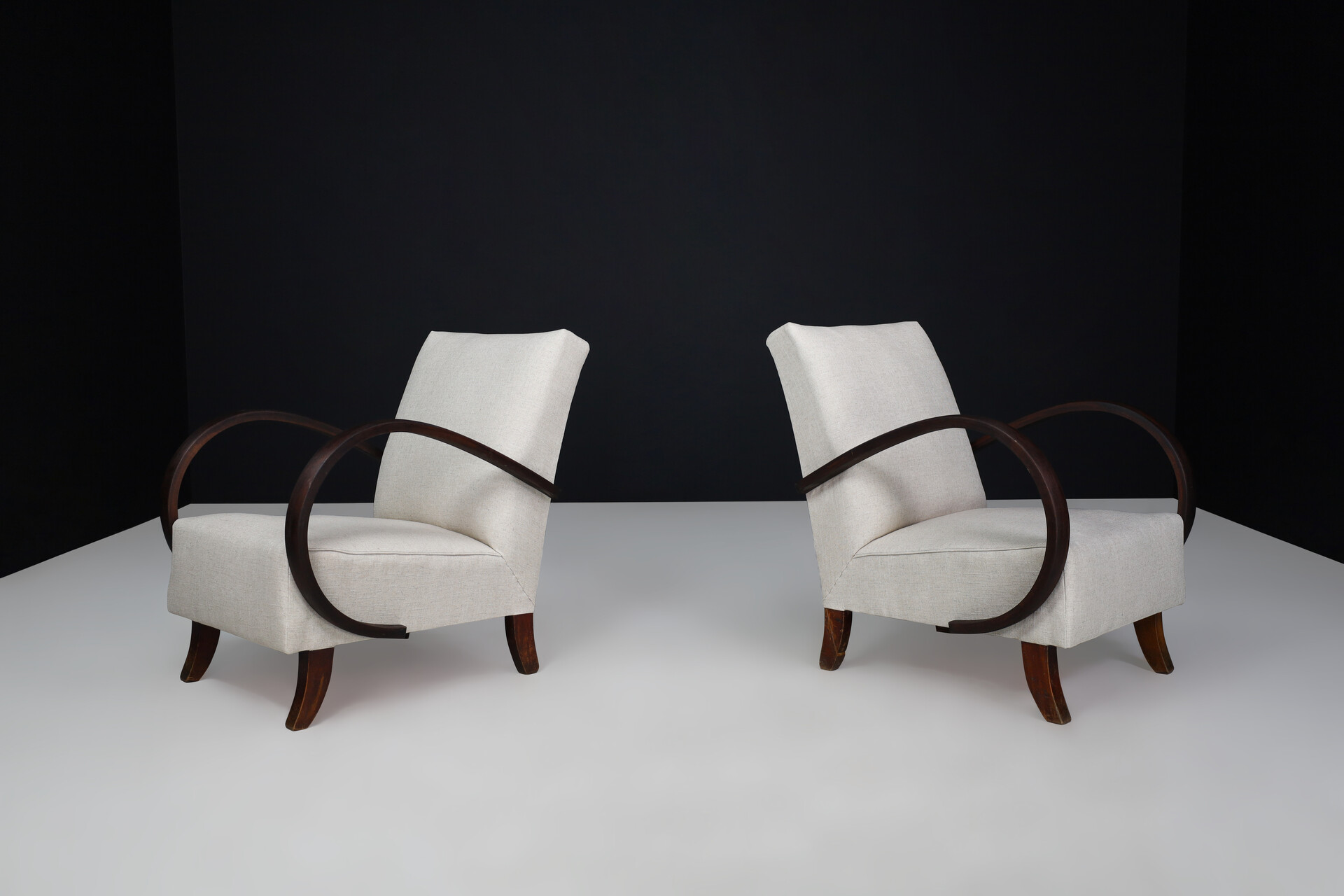 Mid century modern Art deco arm chair with newly upholstered Fabric Praque 1940s Mid-20th century