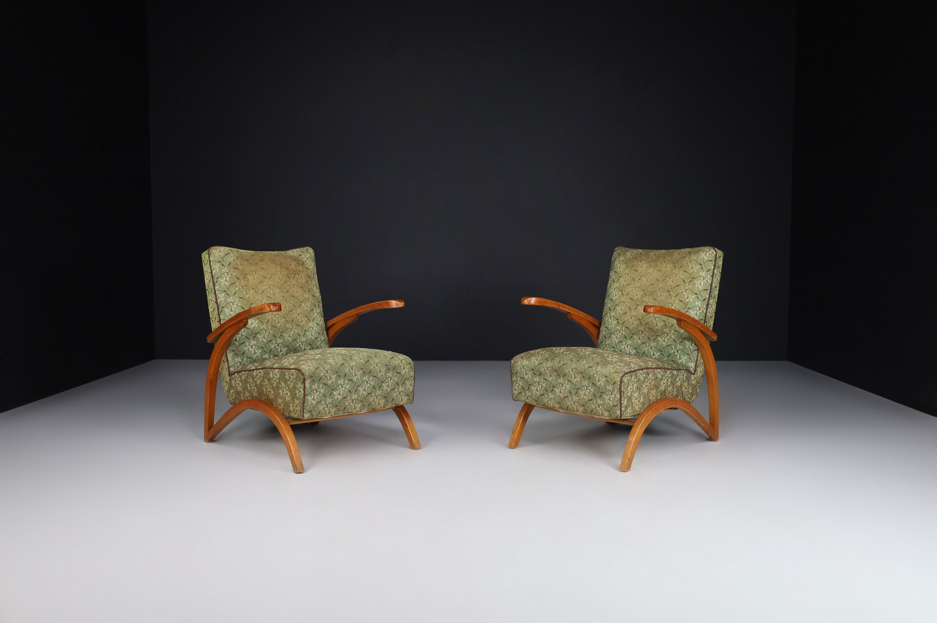Mid century modern Art Deco lounge chairs in original upholstery by Jindřich Halabala, 1940s Mid-20th century
