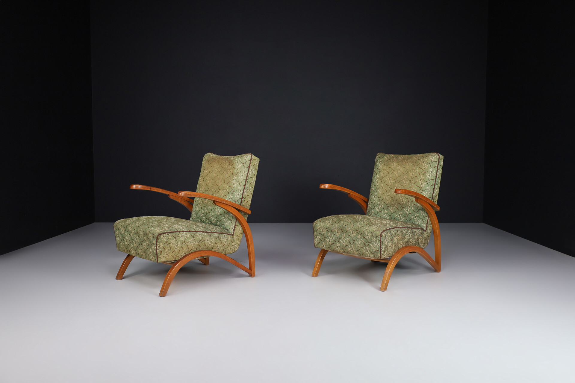 Mid century modern Art Deco lounge chairs in original upholstery by Jindřich Halabala, 1940s Mid-20th century