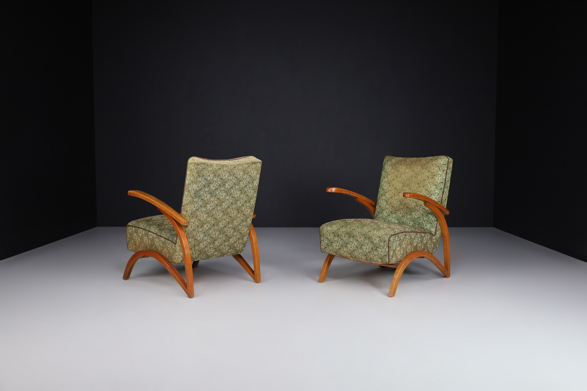 Mid century modern Art Deco lounge chairs in original upholstery by Jindřich Halabala, 1940s Mid-20th century