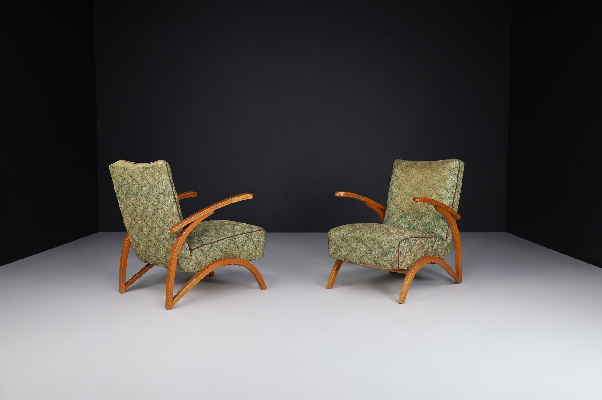 Mid century modern Art Deco lounge chairs in original upholstery by Jindřich Halabala, 1940s Mid-20th century