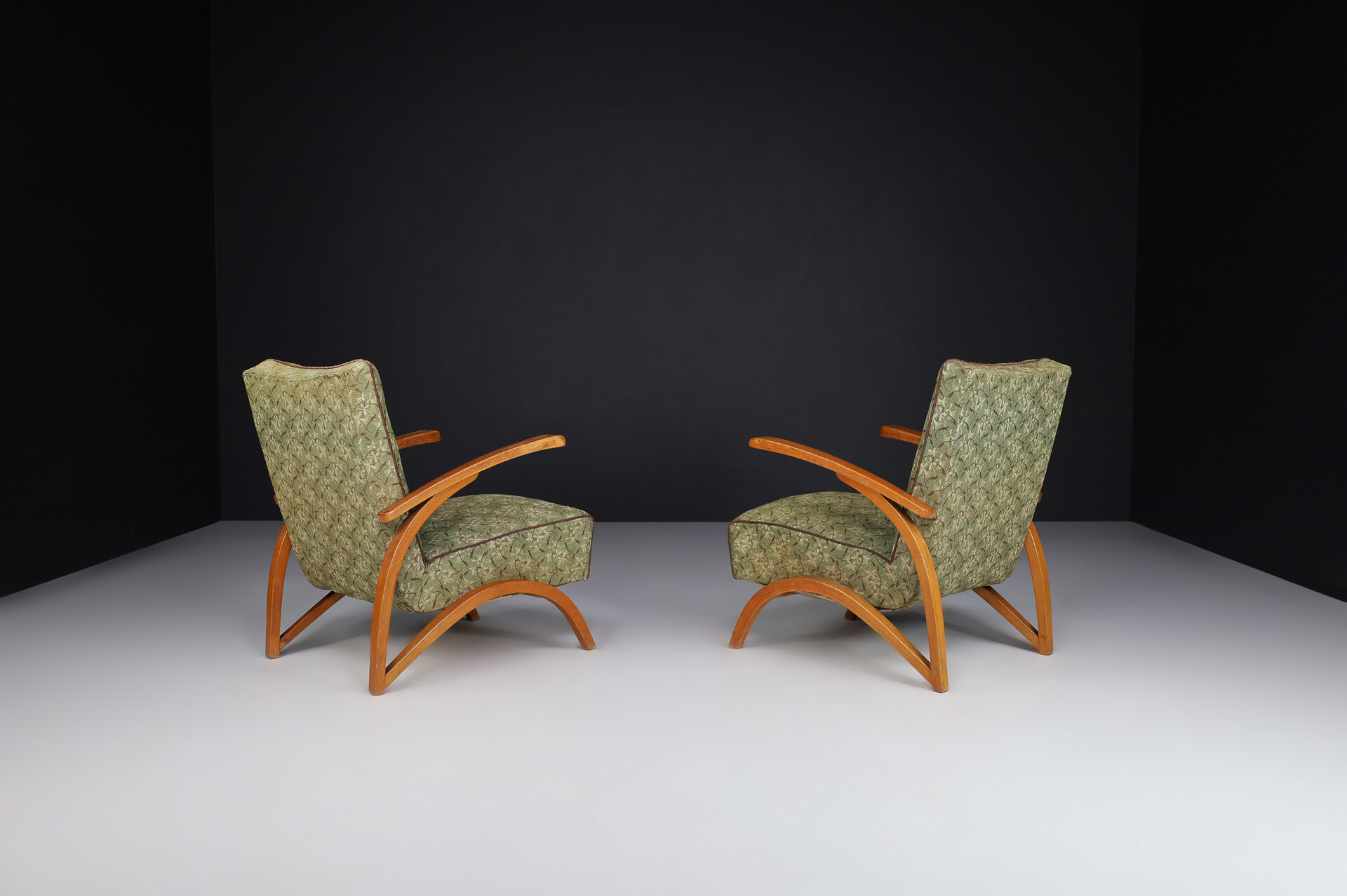 Mid century modern Art Deco lounge chairs in original upholstery by Jindřich Halabala, 1940s Mid-20th century