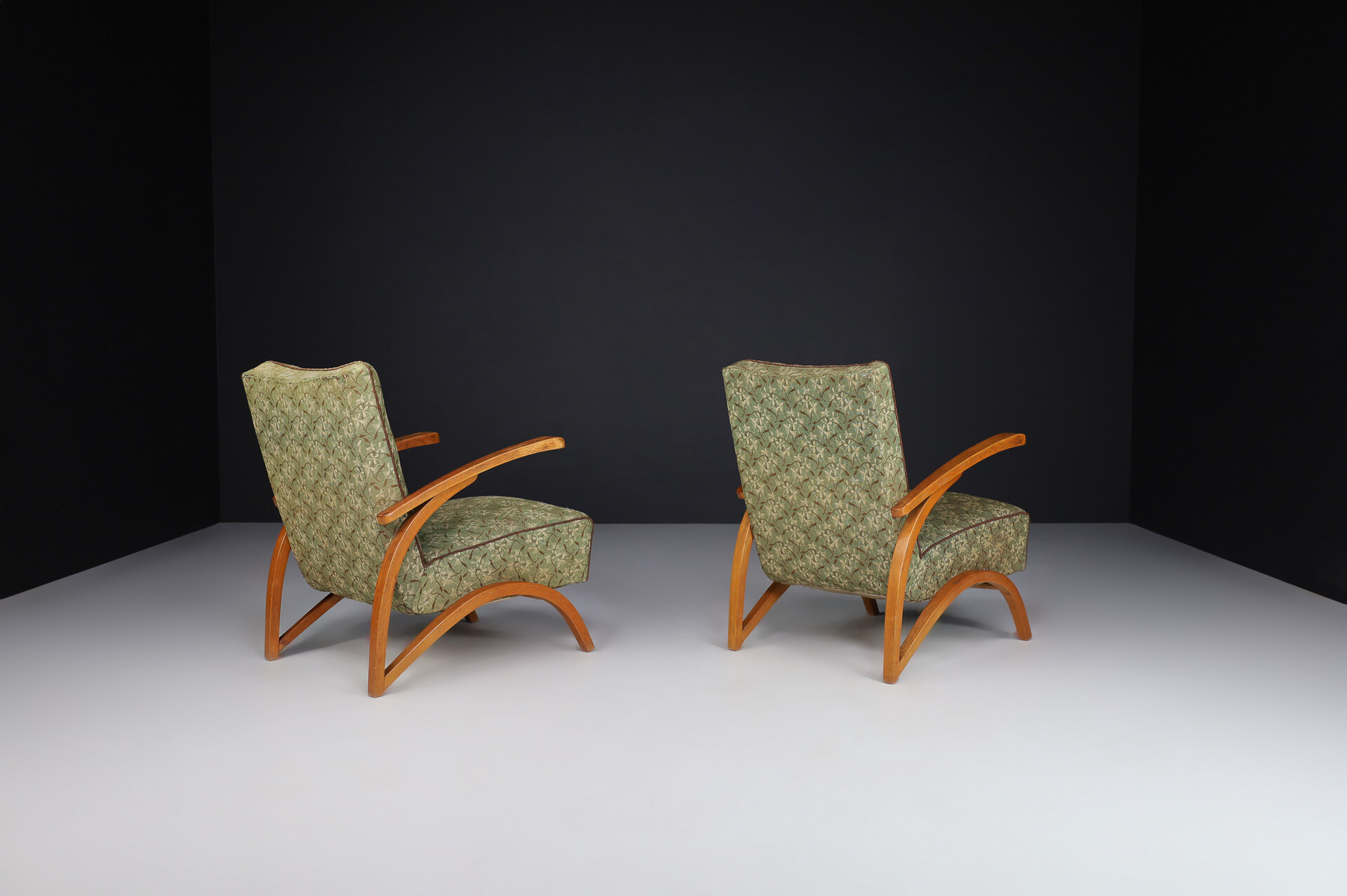 Mid century modern Art Deco lounge chairs in original upholstery by Jindřich Halabala, 1940s Mid-20th century