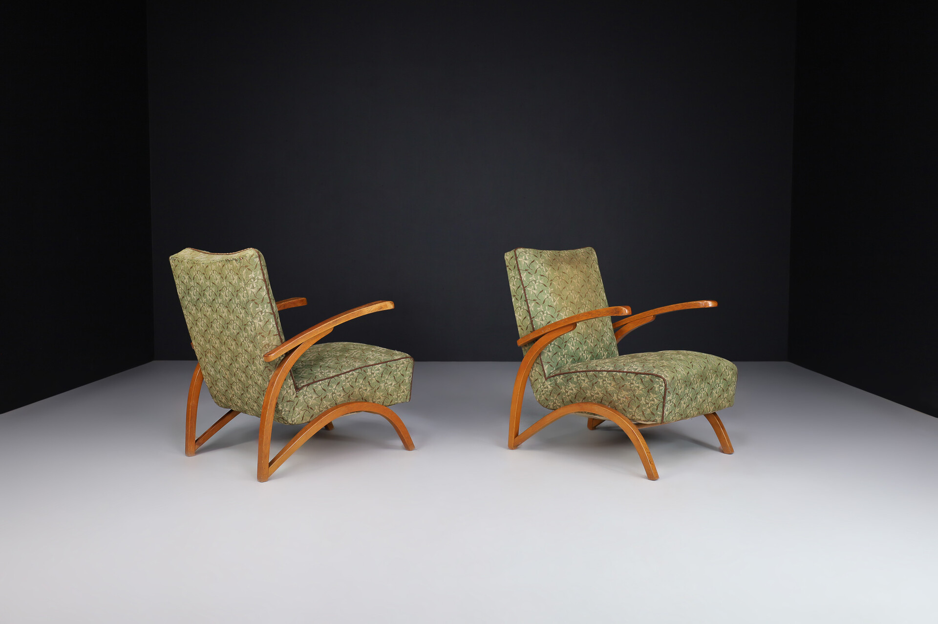 Mid century modern Art Deco lounge chairs in original upholstery by Jindřich Halabala, 1940s Mid-20th century