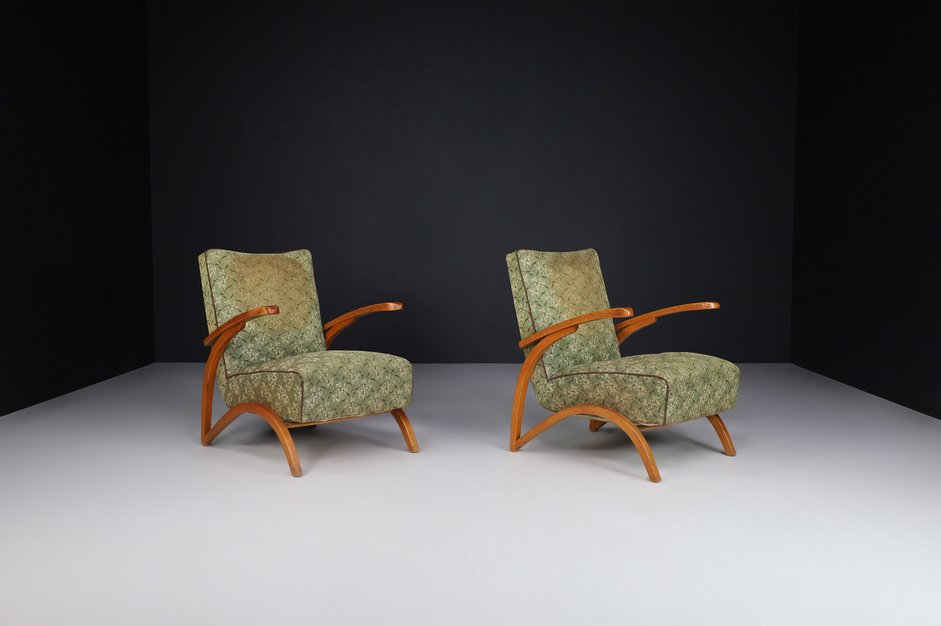 Mid century modern Art Deco lounge chairs in original upholstery by Jindřich Halabala, 1940s Mid-20th century