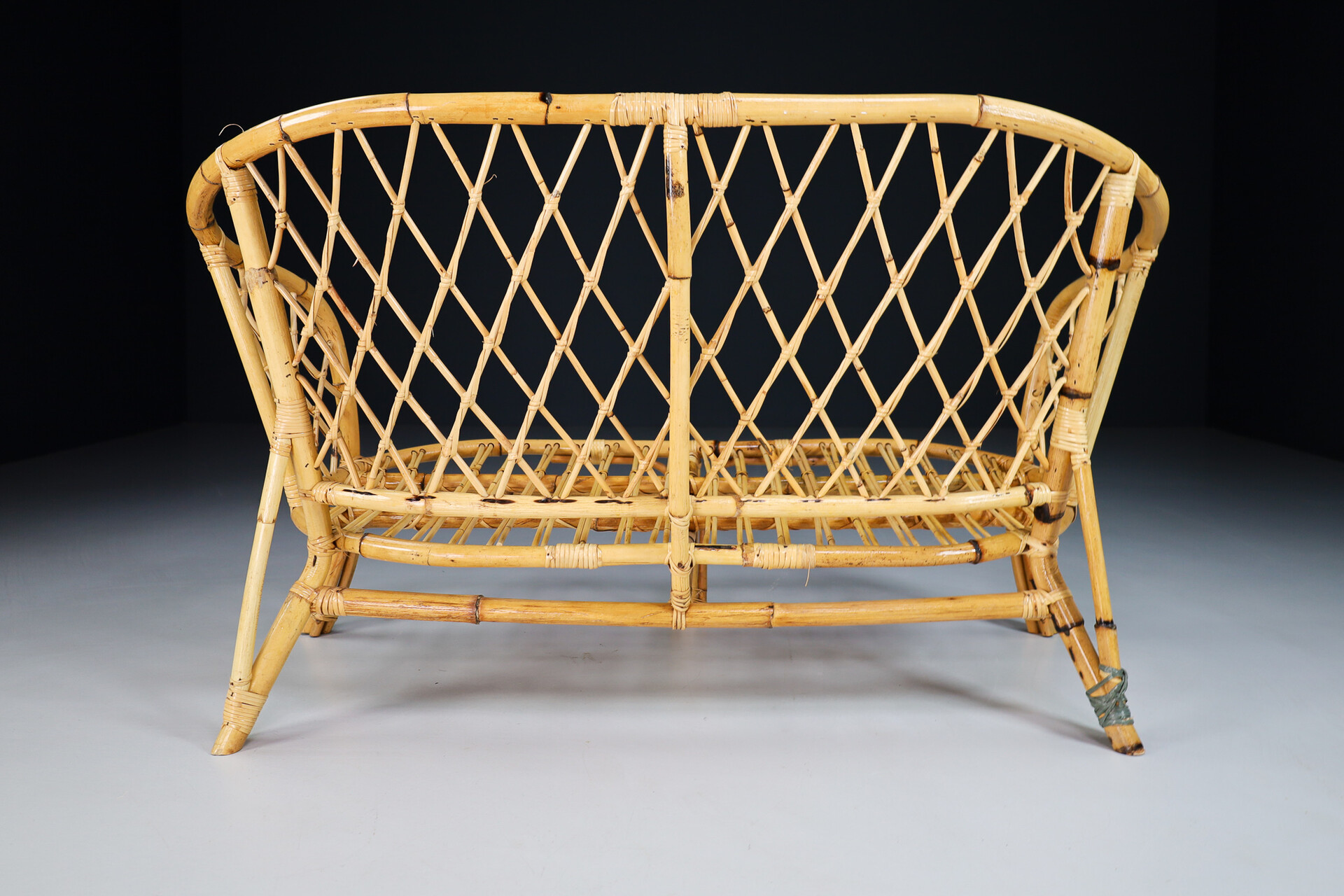 Mid century modern Bamboo and rattan lounge sofa, France 1960s Mid-20th century