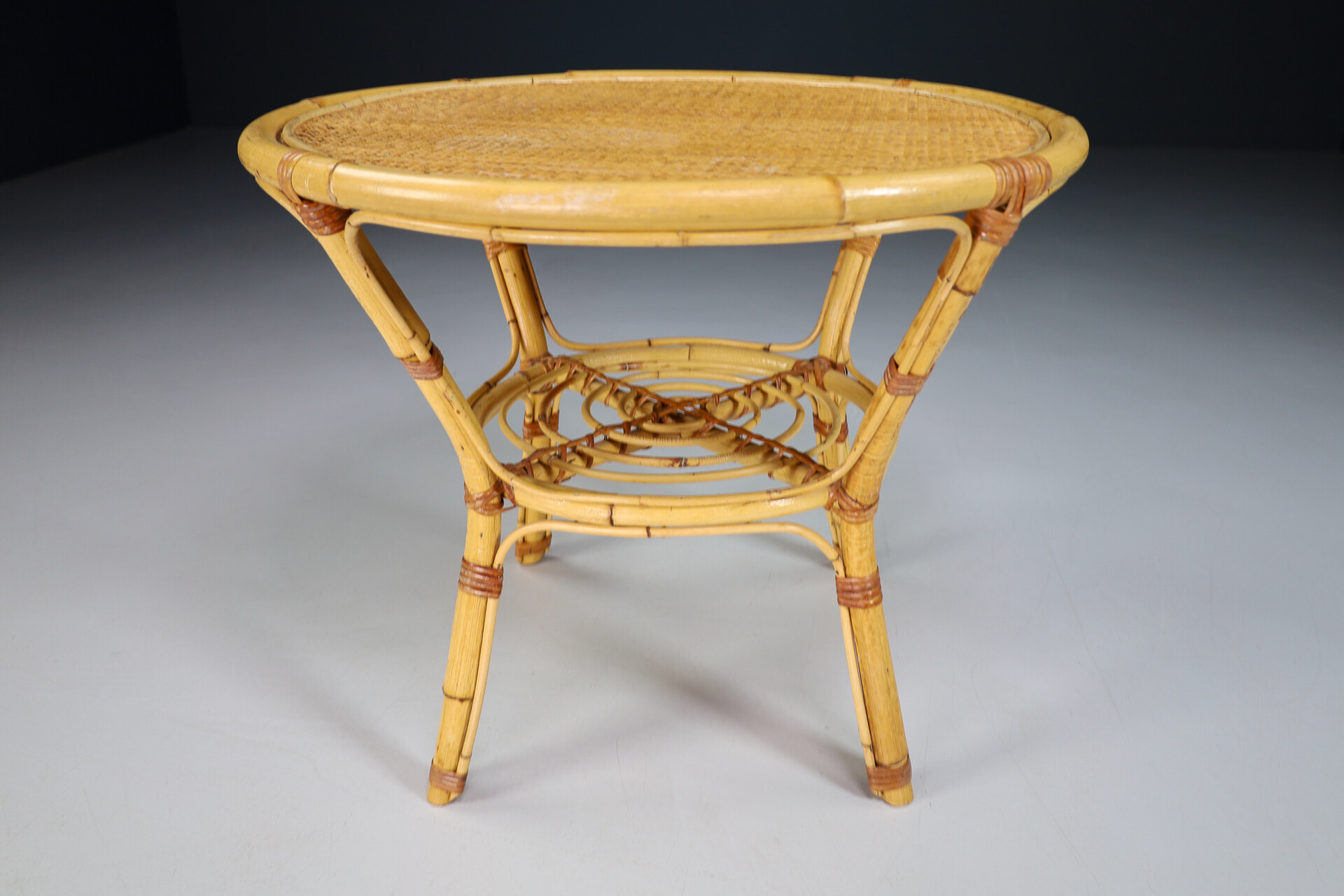 Mid century modern Bamboo and rattan round table France 1960s Mid-20th century