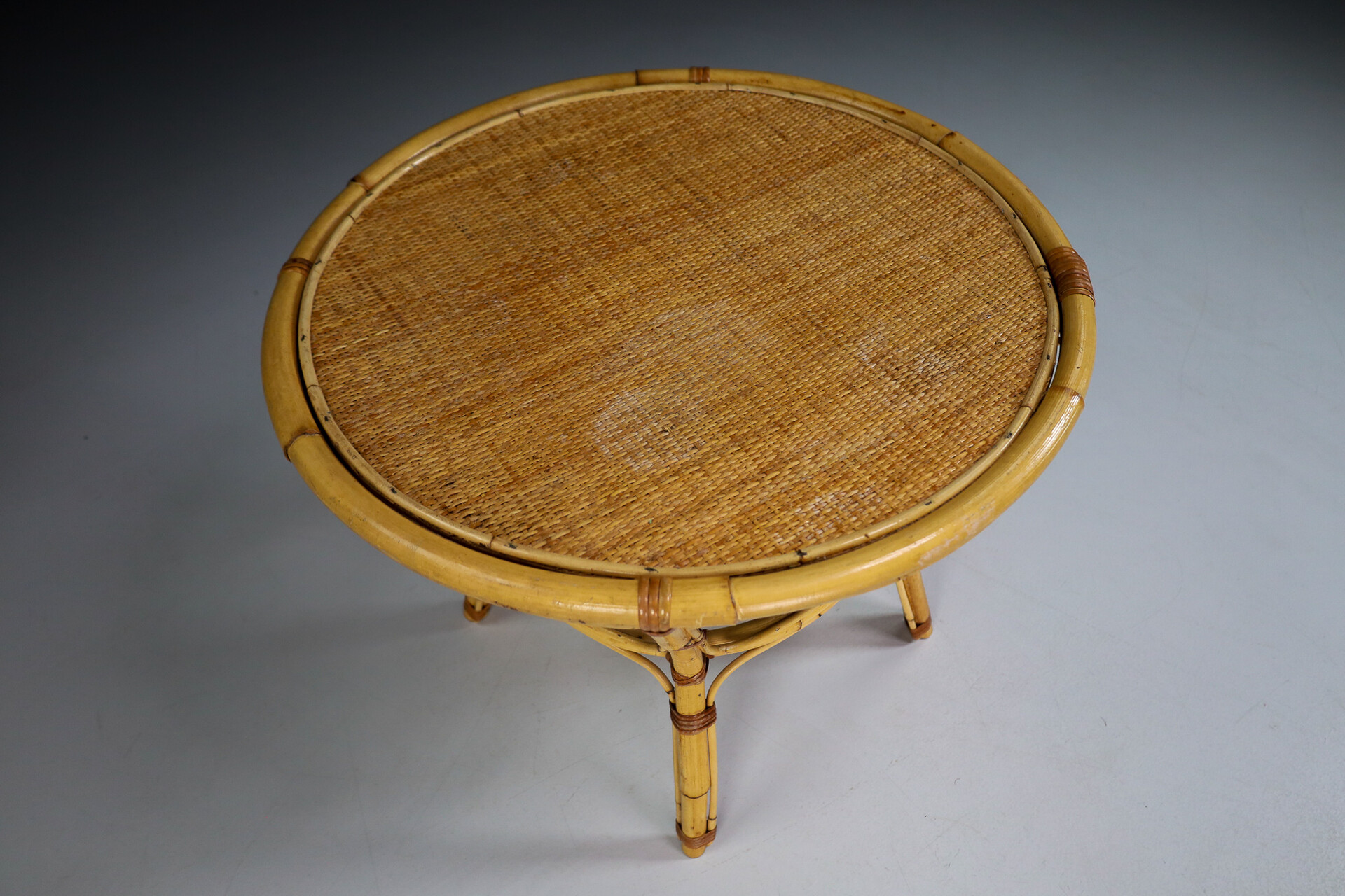 Mid century modern Bamboo and rattan round table France 1960s Mid-20th century